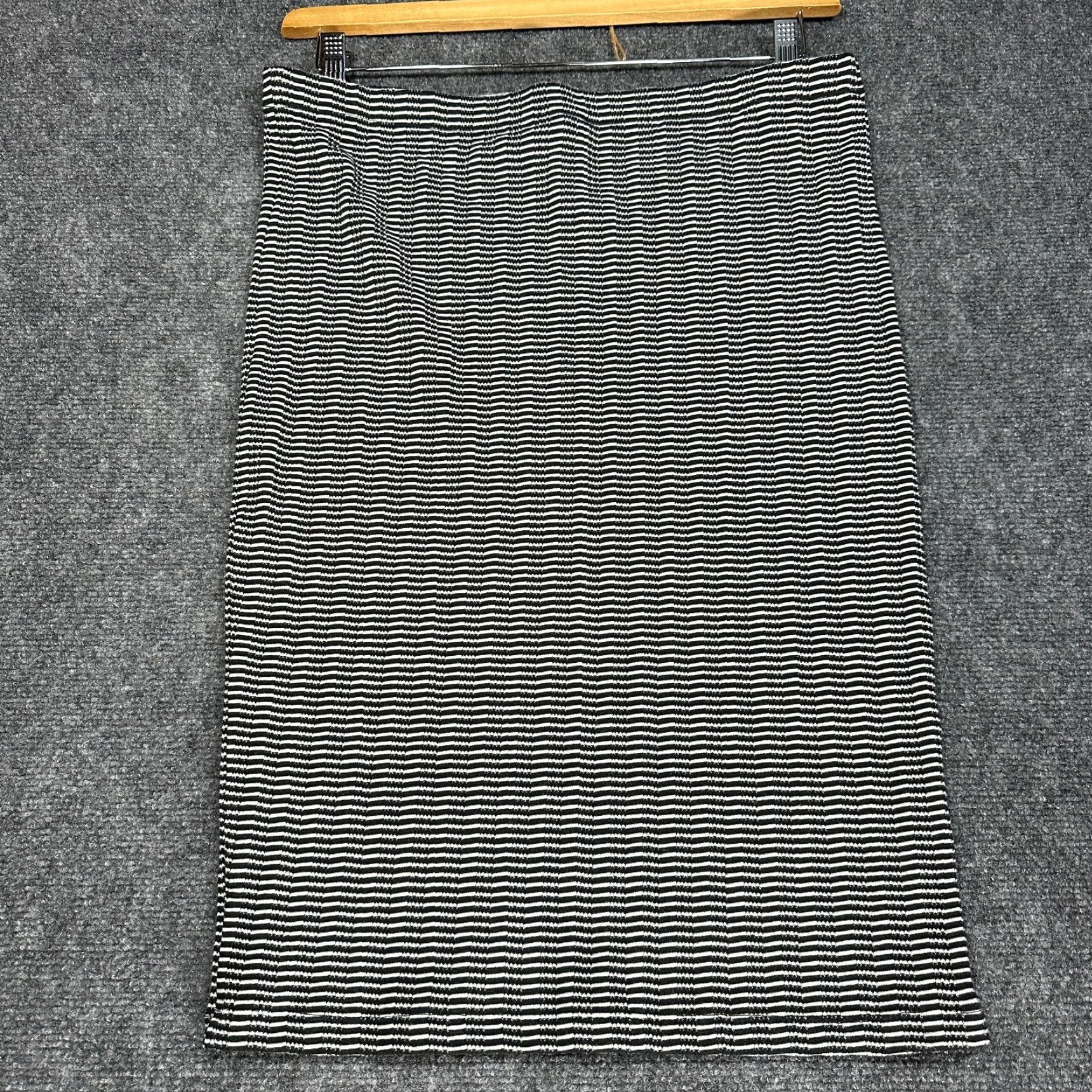 Express Express Skirt Womens L Black Knit Cotton Elastic Waist NEW Pencil Midi Elastic Waist Brand Express Womens Skirt Midi Black Knit Cotton NEW Size 36" / US 14 / IT 50 - 5 Thumbnail