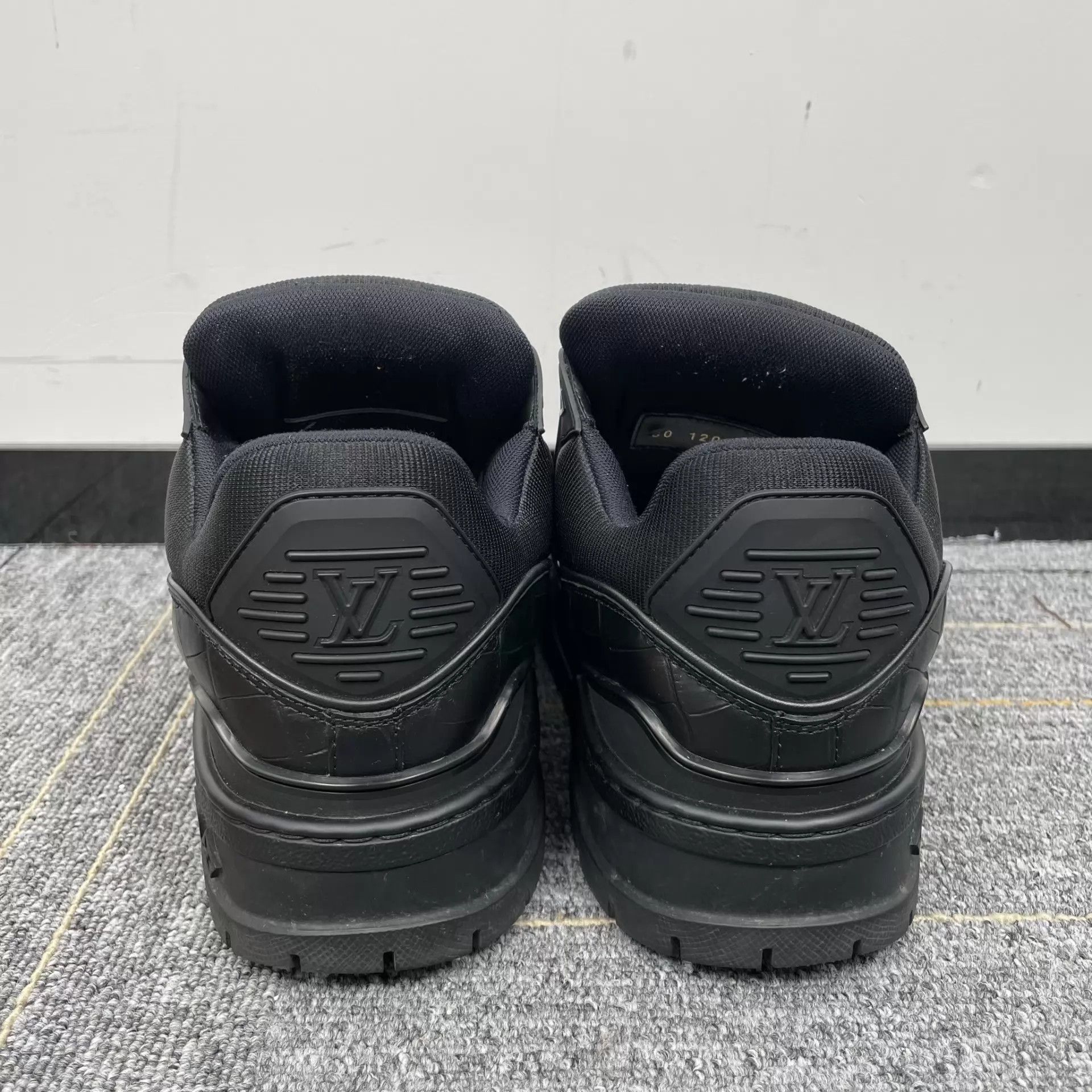 Louis Vuitton Louis Vuitton crocodile embossed men's black Puffer Size US 7 / EU 40 - 5 Thumbnail