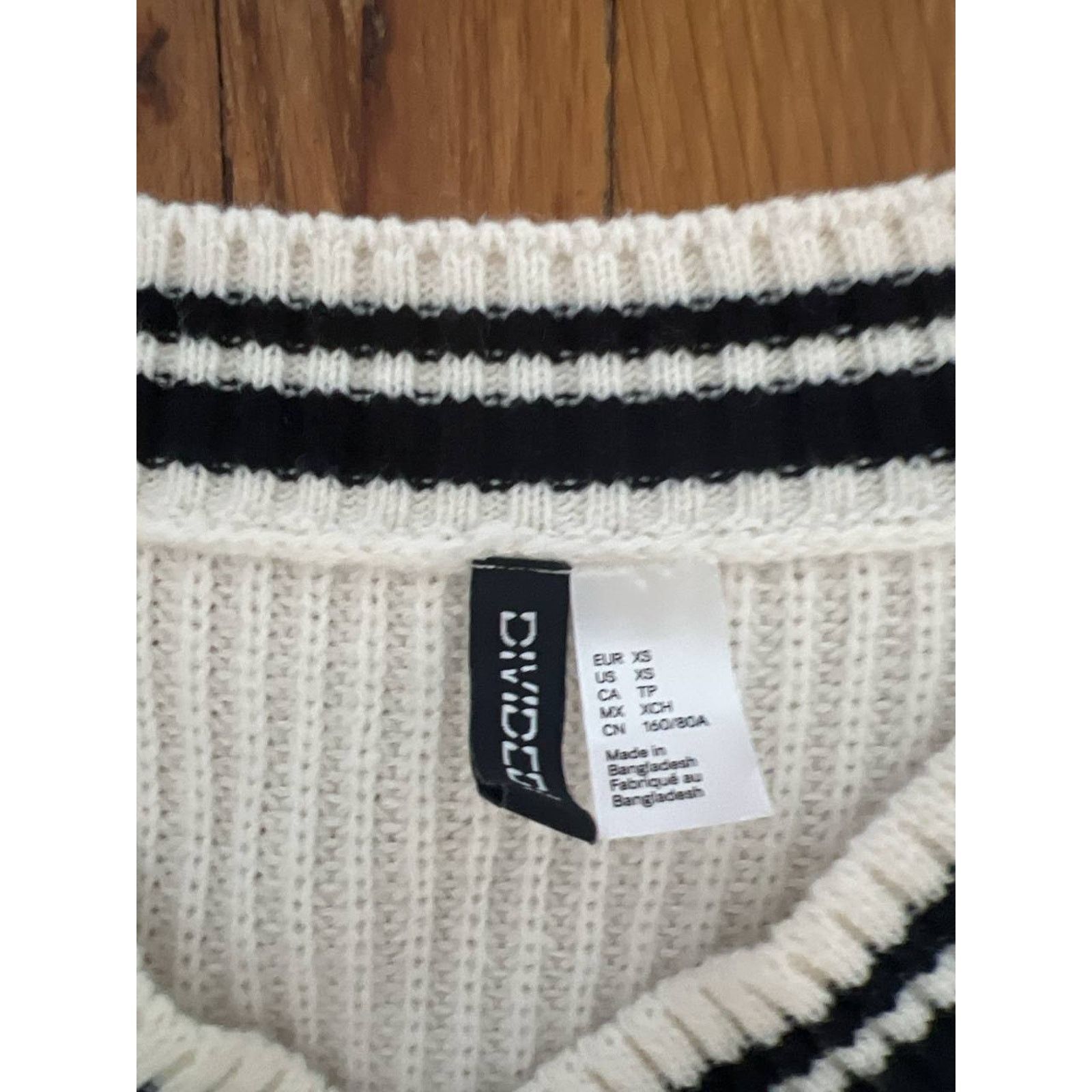 H&M H&M ivory v-neck Y2K preppy style SIZE XS A001891 Size XS / US 0-2 / IT 36-38 - 4 Thumbnail