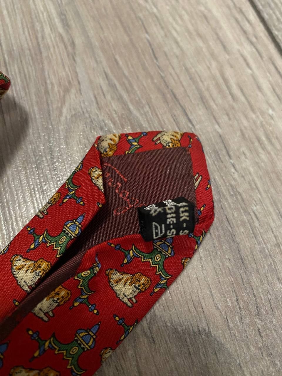 Salvatore Ferragamo Vintage Tie Salvatore Ferragamo Monogram God Red 100% Silk Size ONE SIZE - 5 Thumbnail