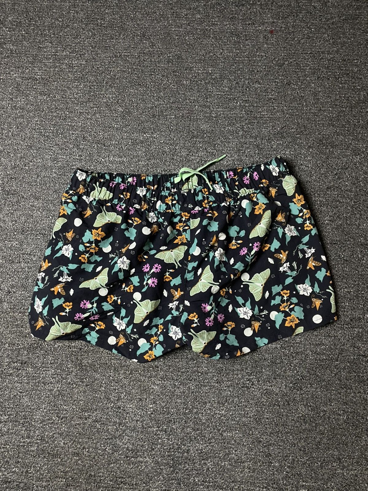 Japanese Brand × Patagonia × Vintage Patagonia Women’s Barely Baggies Shorts (112) Size 28" / US 6 / IT 42 - 11 Thumbnail