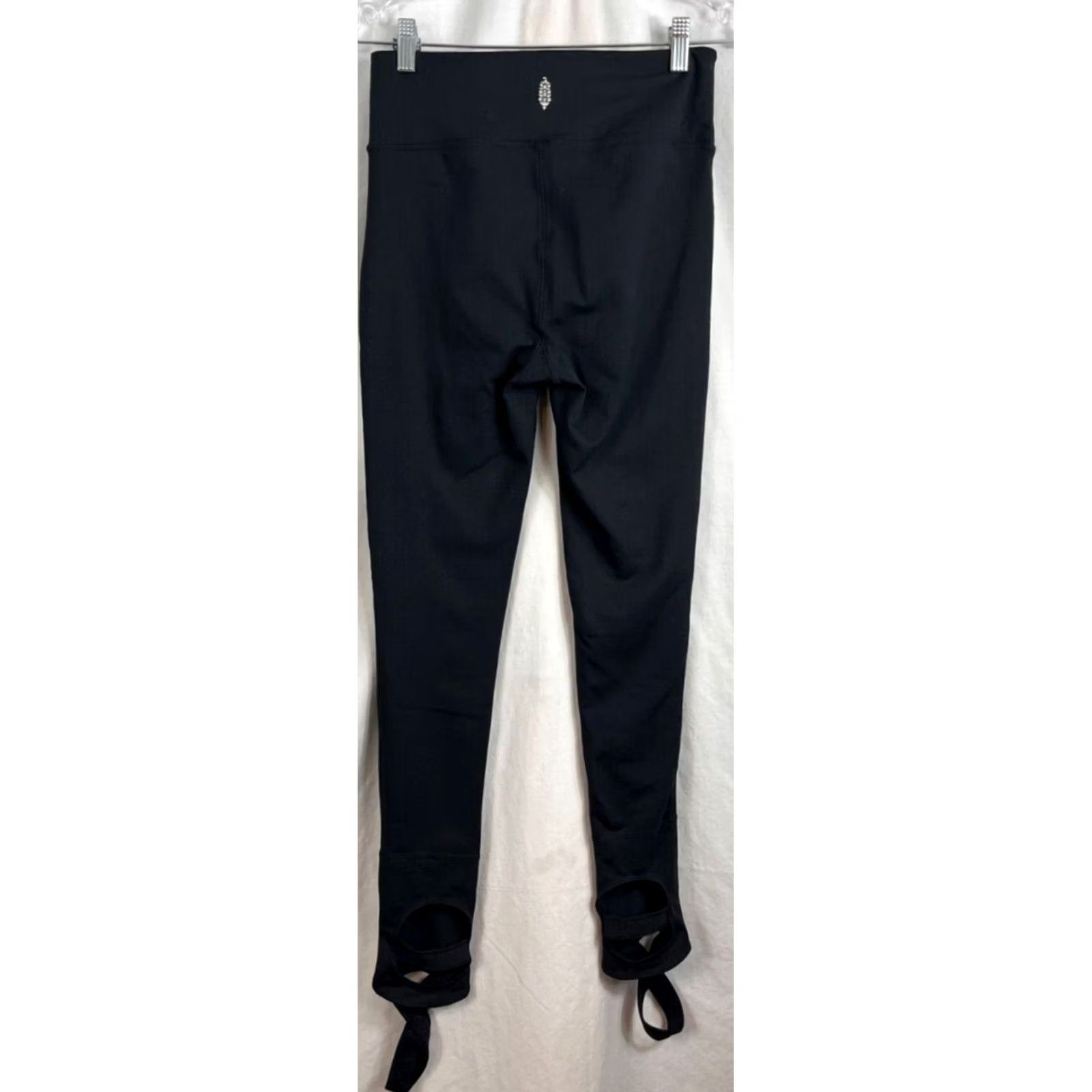 Free People Free People Movement Black Leggings Foot Strap Dance Yoga 66170 Pocket Women SP Small Petite slimming pockets foot straps leggings Size 28" / US 6 / IT 42 - 4 Thumbnail