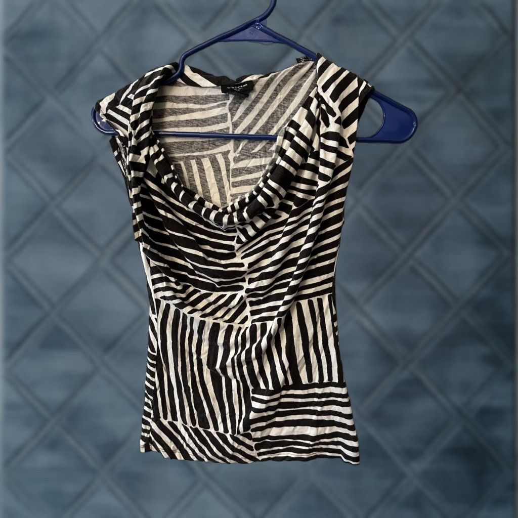 Ann Taylor Ann Taylor top Shirt XS Black White Stripes Sleeveless Round Neck Zip Knit Polyester Spandex Casual Classic Women Size XS / US 0-2 / IT 36-38 - 1 Thumbnail