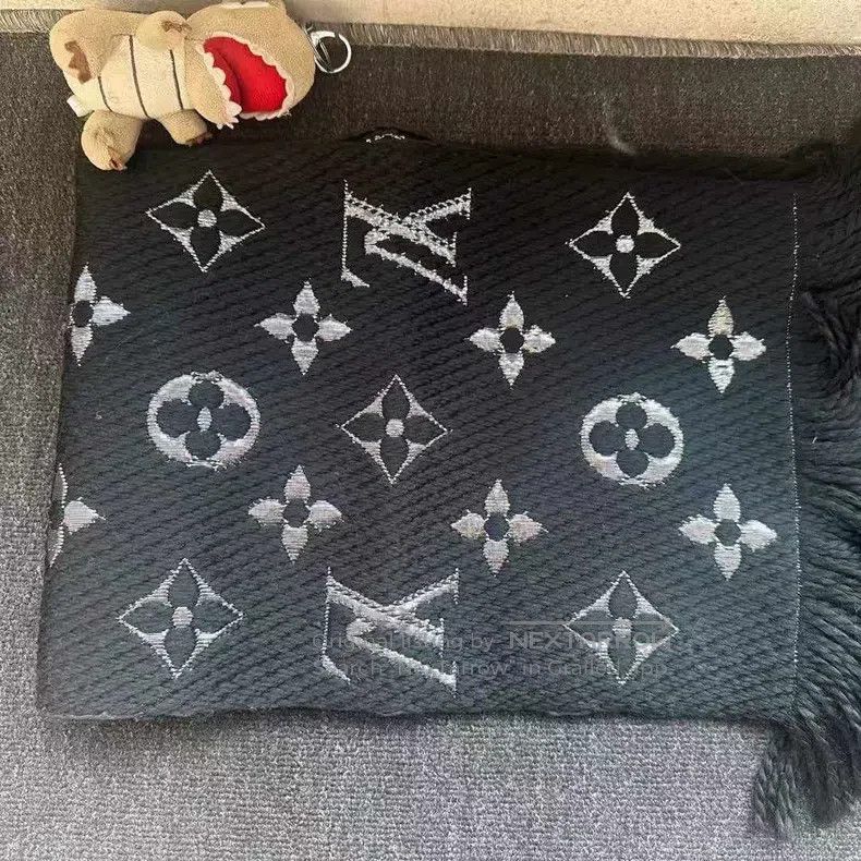 Louis Vuitton Louis Vuitton Black and silver scarf Size ONE SIZE - 1 Thumbnail