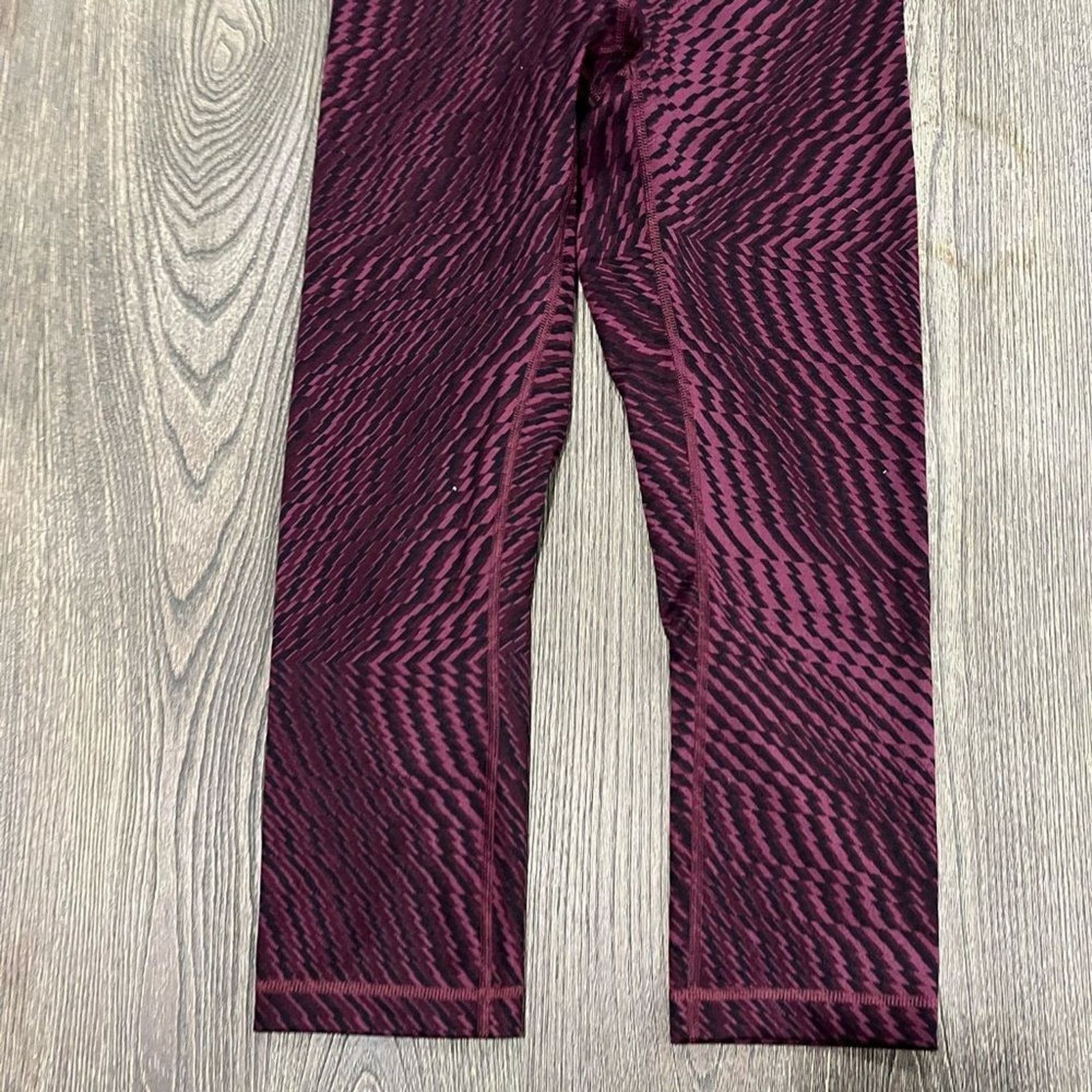 Lululemon Lululemon Capris Leggings Hi-Rise Athletic Black Purple Sz 6 Size 28" / US 6 / IT 42 - 2 Thumbnail