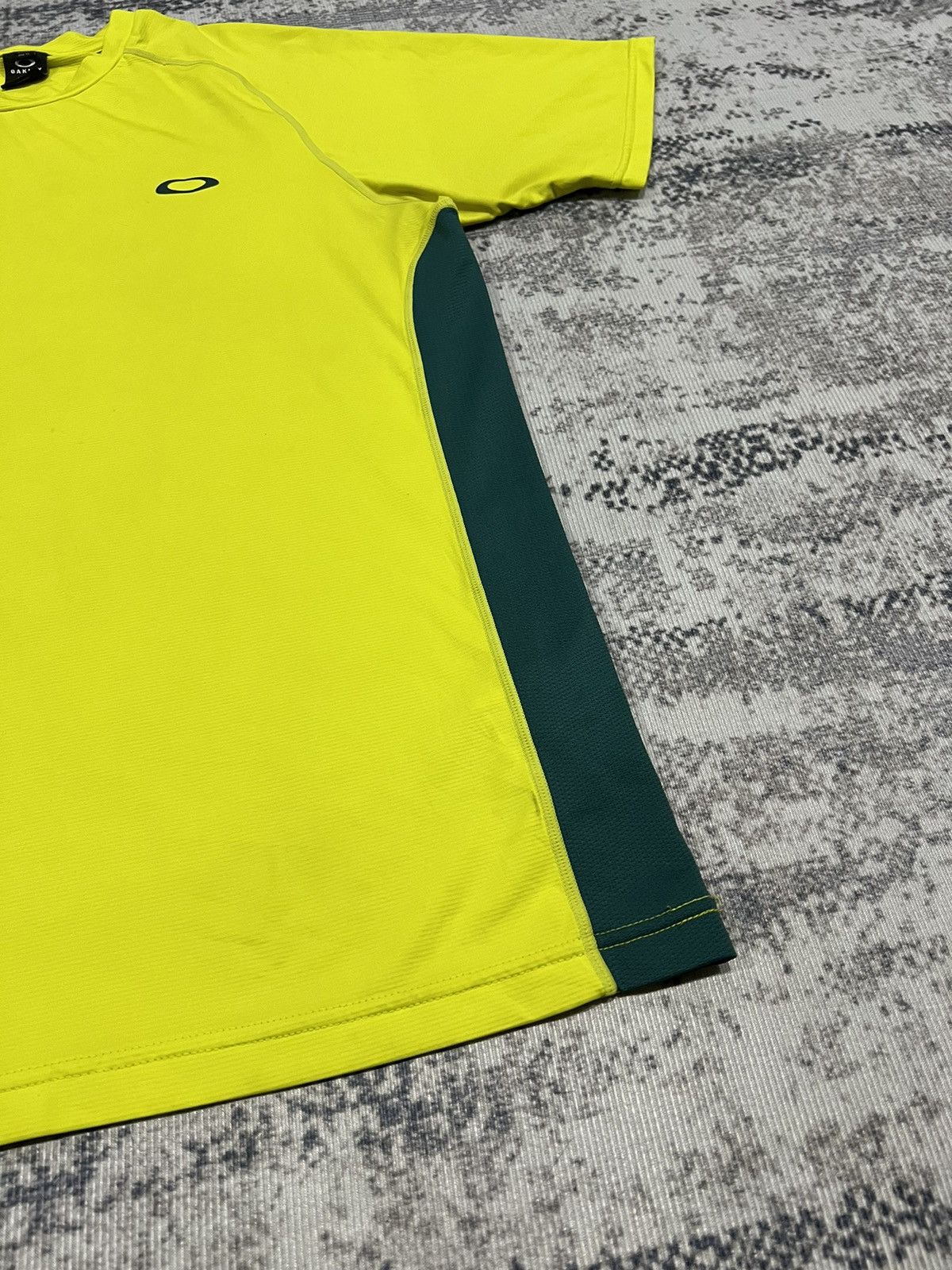 Vintage Oakley Yellow Sport T-Shirt Size US XL / EU 56 / 4 - 2 Thumbnail