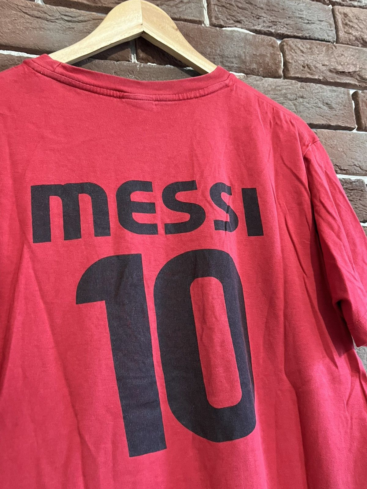Nike Rare Vintage FC Barcelona 00s Red Messi Nike Swoosh Tshirt Size US L / EU 52-54 / 3 - 4 Thumbnail