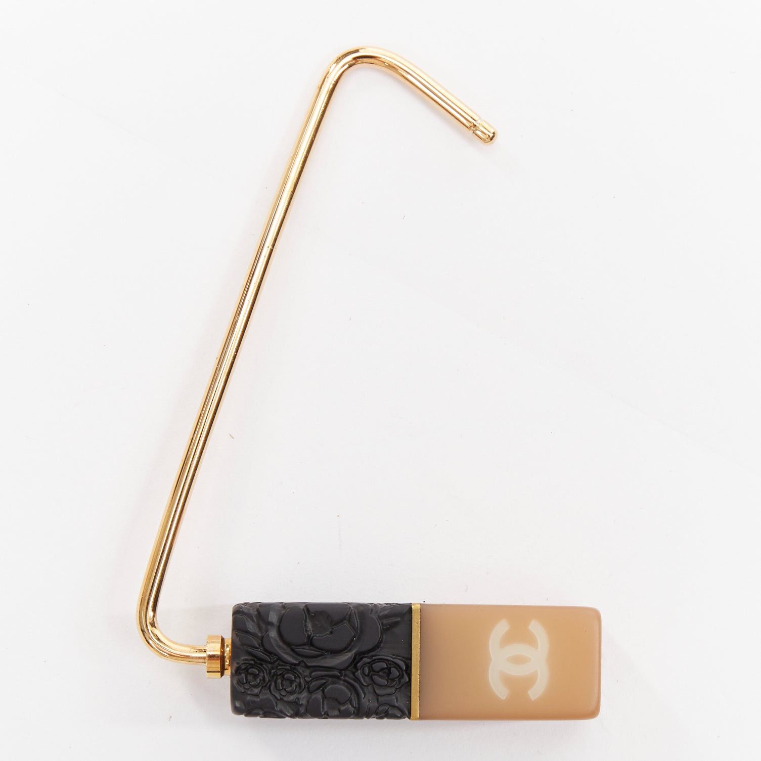 Chanel CHANEL 07A Camellia Lipstick CC logo nude black gold resin purse hook Size ONE SIZE - 1 Thumbnail