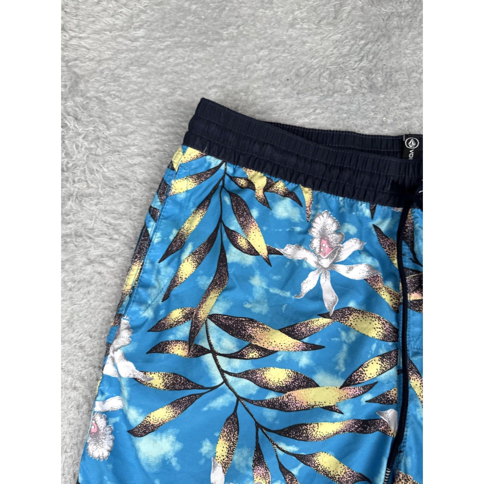 Volcom Volcom Shorts Mens S Blue Floral 6 Inseam Quick Dry Beach Swim Gym Elastic Drawstring Pockets Tropical 90s? Size US 29 - 4 Thumbnail