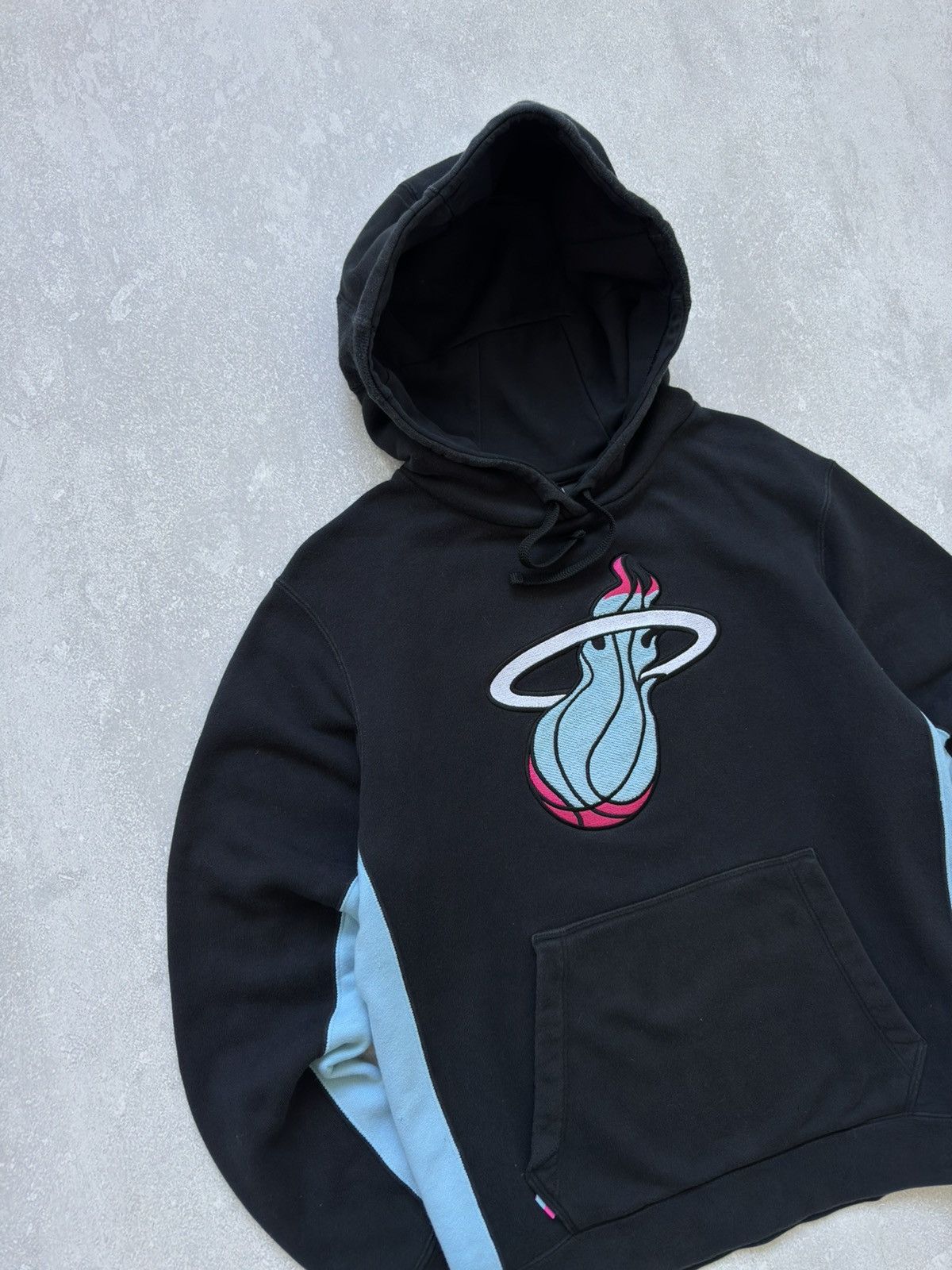 NBA × Nike × Vintage Vintage Nike NBA Miami Heat Vice City Basketball Hoodie Size US M / EU 48-50 / 2 - 3 Thumbnail
