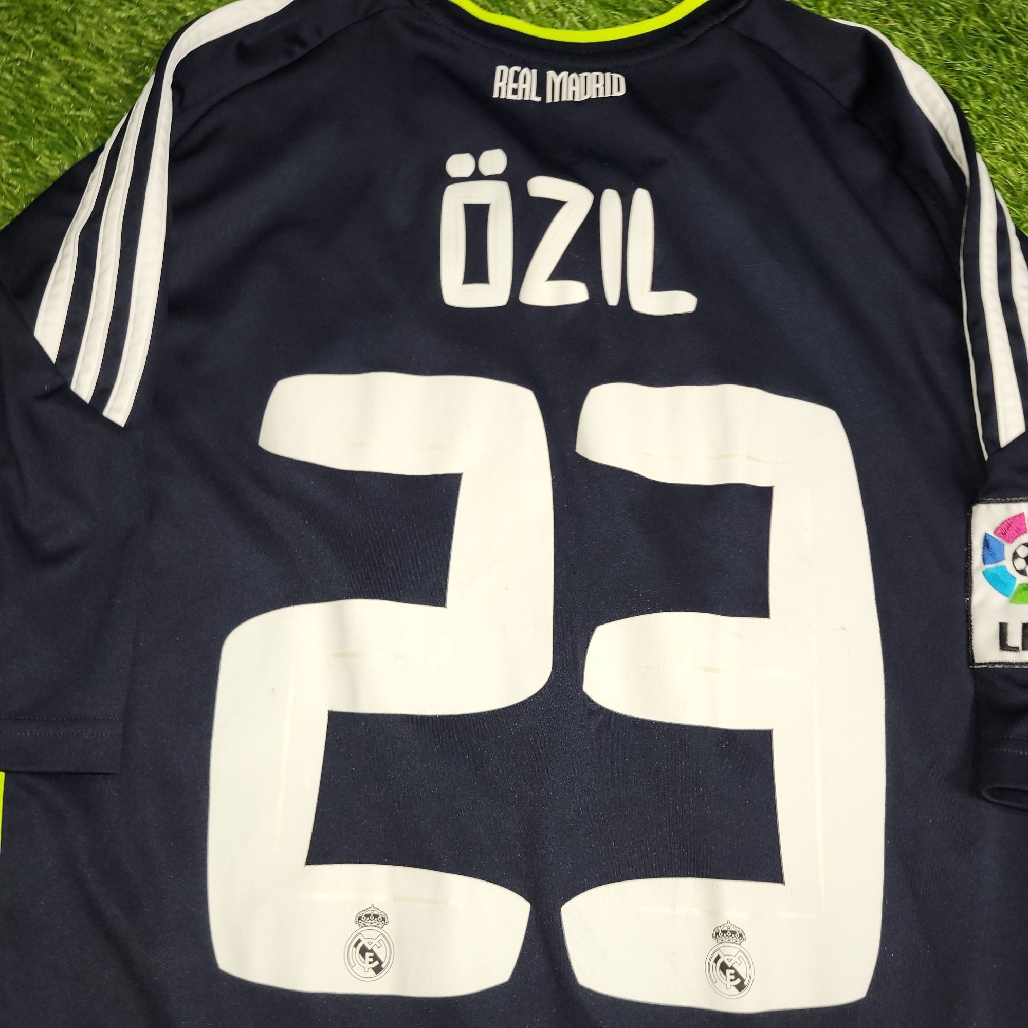 Adidas Ozil Real Madrid 2010 2011 Away Soccer Jersey Shirt M Size US M / EU 48-50 / 2 - 4 Thumbnail