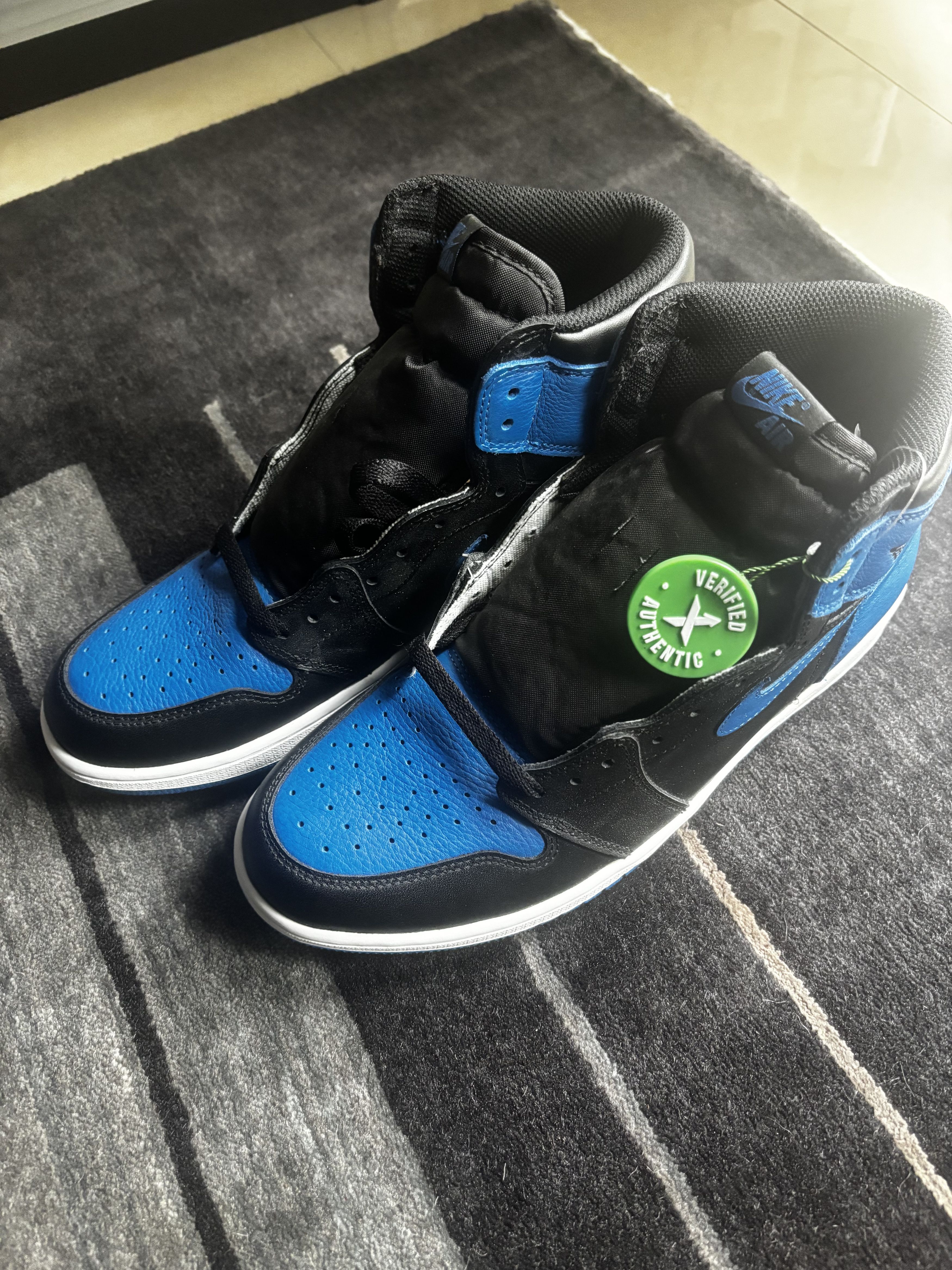 Jordan Brand Nike Air Jordan 1 Retro High OG Royal 2017 US10.5/EU44.5 Size US 10.5 / EU 43-44 - 2 Thumbnail