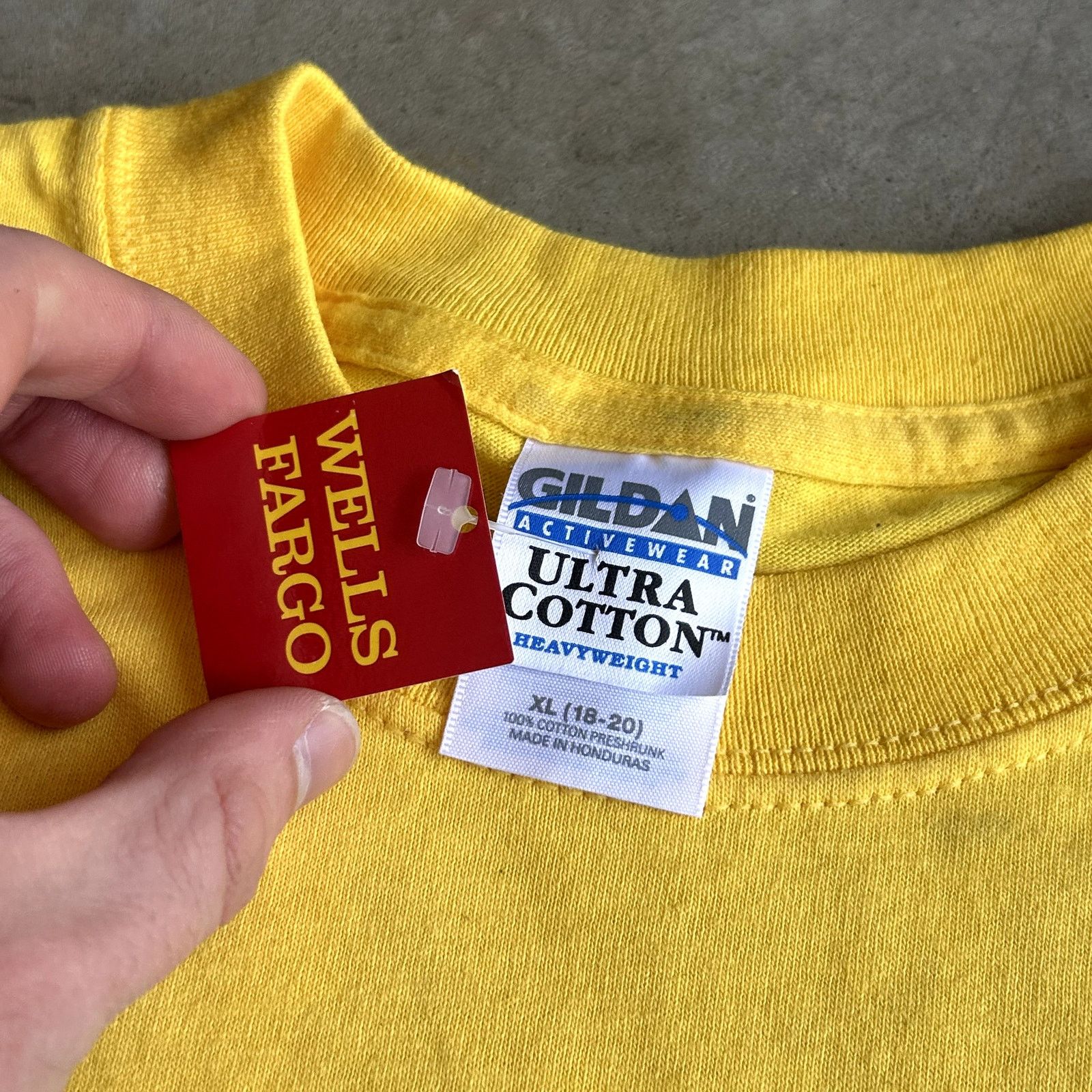 Gildan Y2K Deadstock Wells Fargo Yellow T-Shirt XL Size US XL / EU 56 / 4 - 4 Thumbnail