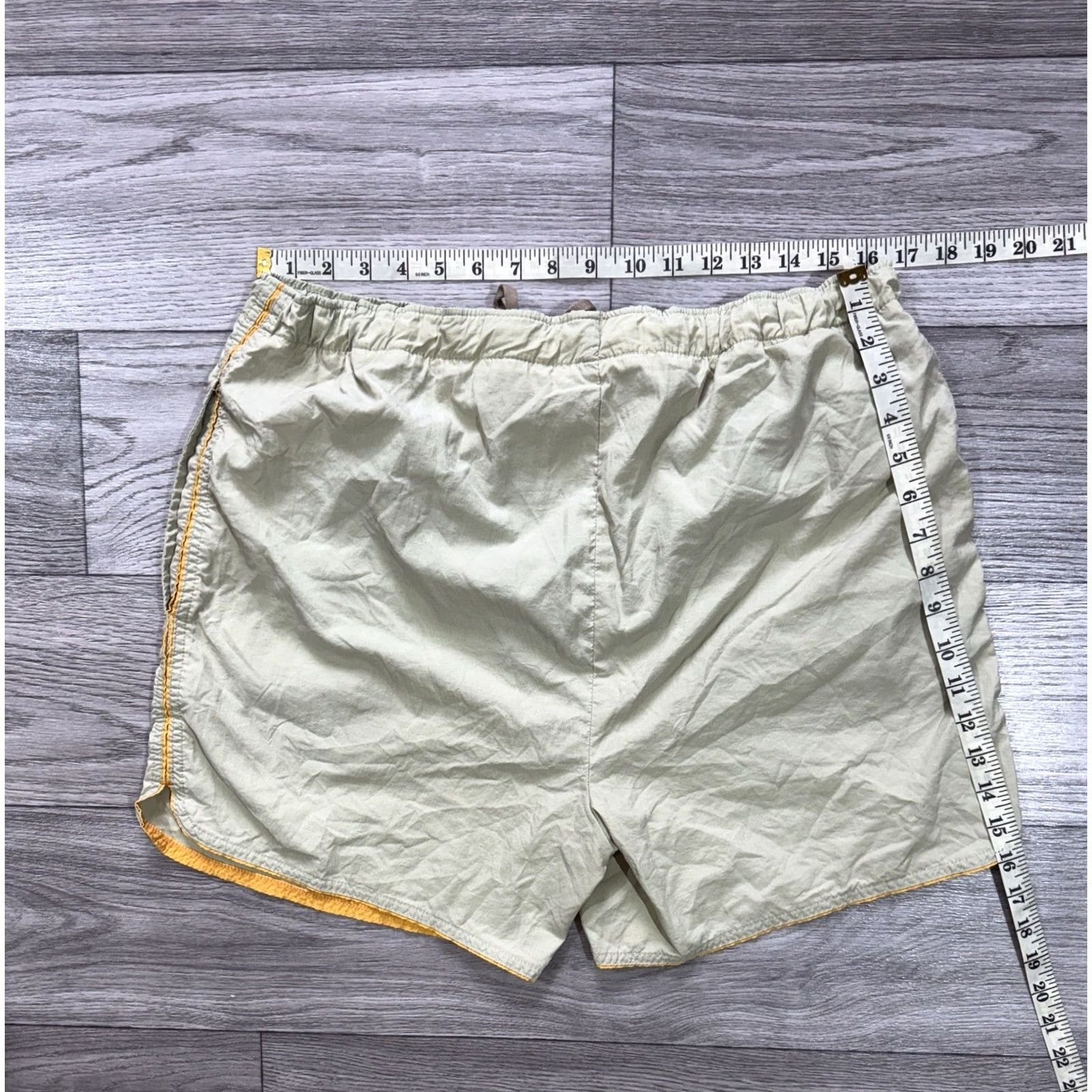 Nike VINTAGE Nike Mens Beige Shorts L Activewear 1990s Swoosh Size US 33 - 3 Thumbnail