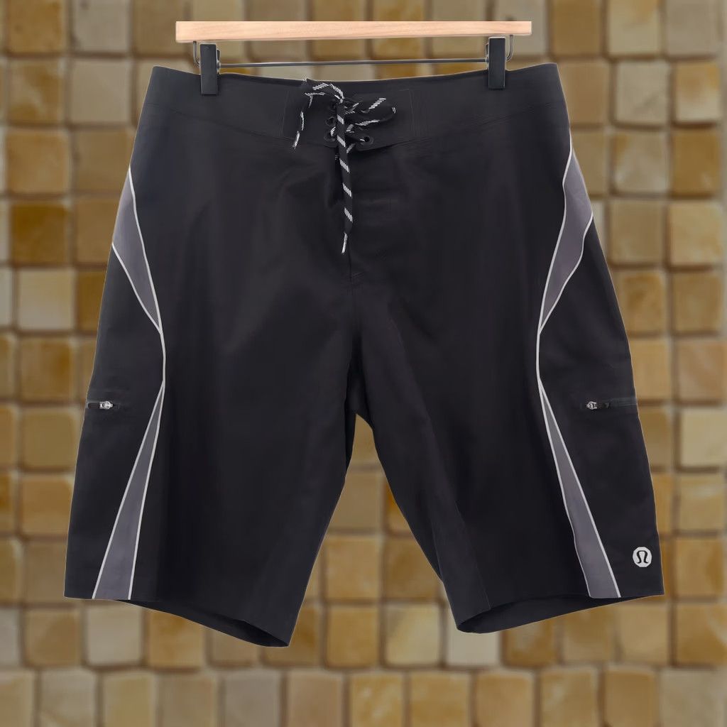 Lululemon Lululemon Men's Board Shorts Octagon Logo Black Sz 34 Size US 34 / EU 50 - 1 Thumbnail