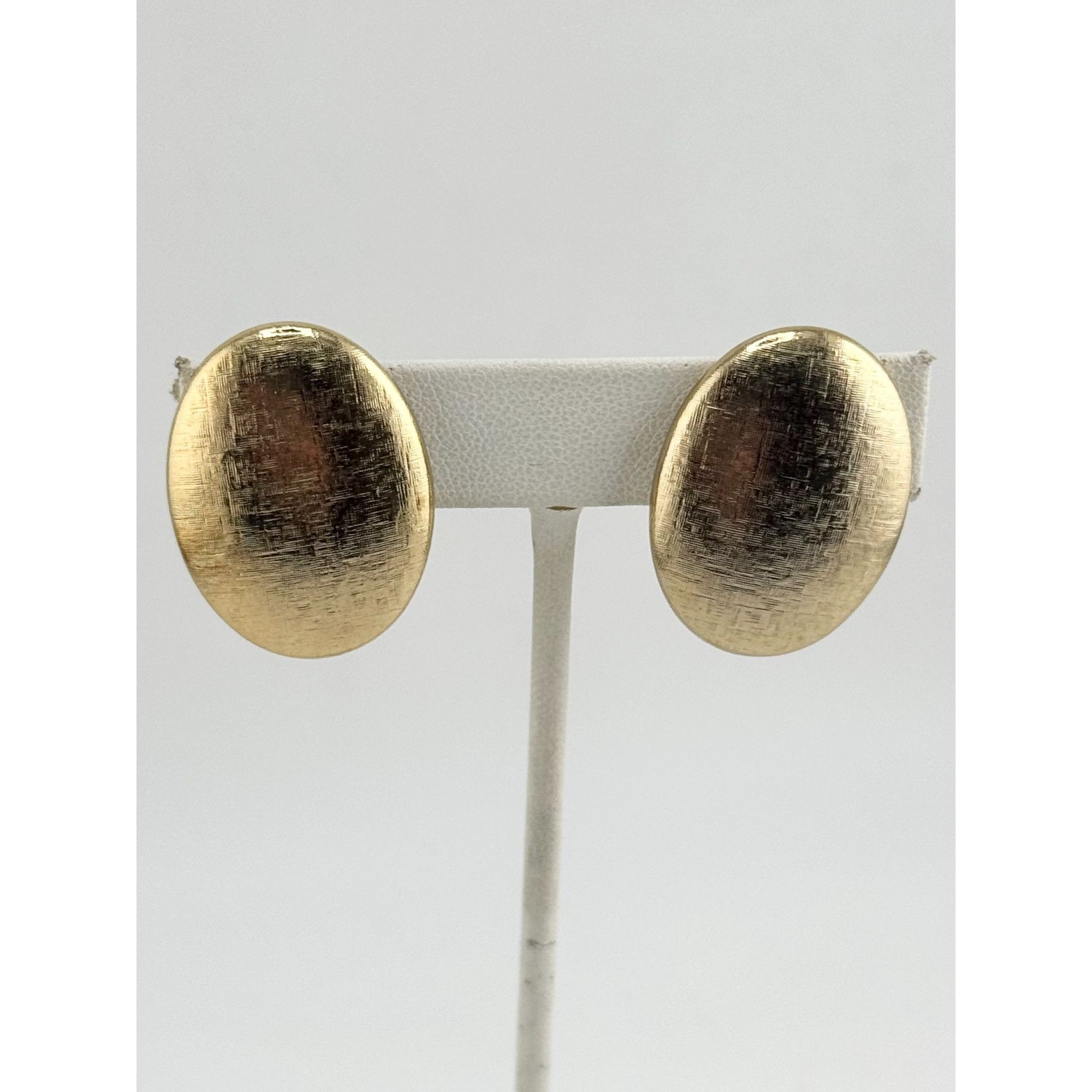 Vintage Vintage brushed gold tone clip on earrings Size ONE SIZE - 3 Thumbnail