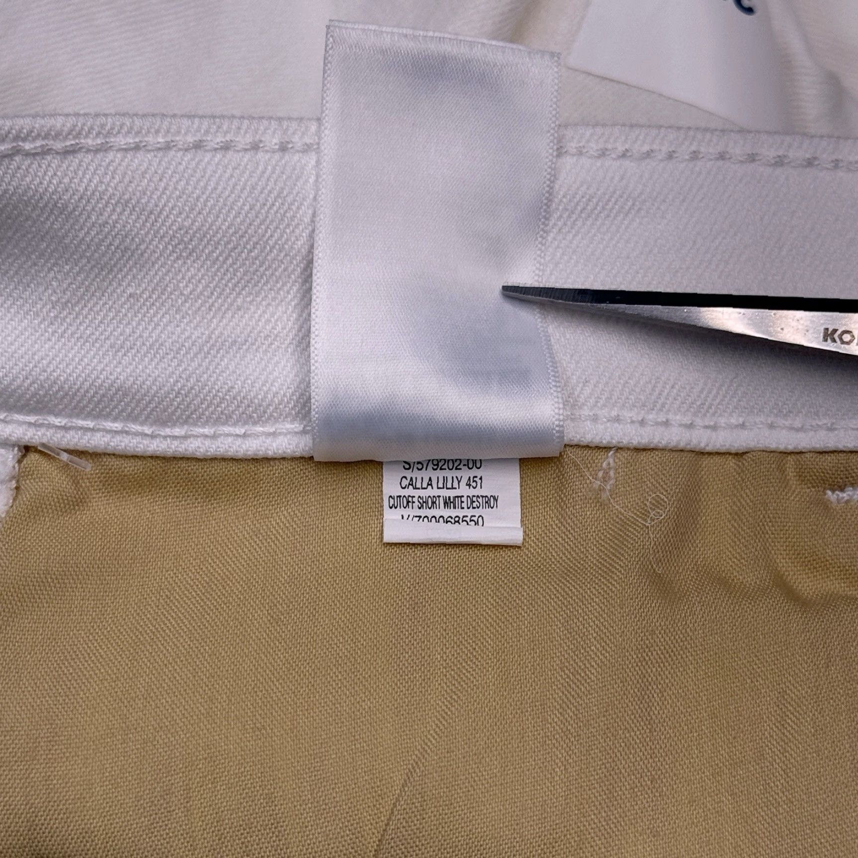 Old Navy Old Navy Womens 18 White Mid Rise Stretch Cut-Off Shorts Shirt? Size 40" / US 18 - 6 Thumbnail