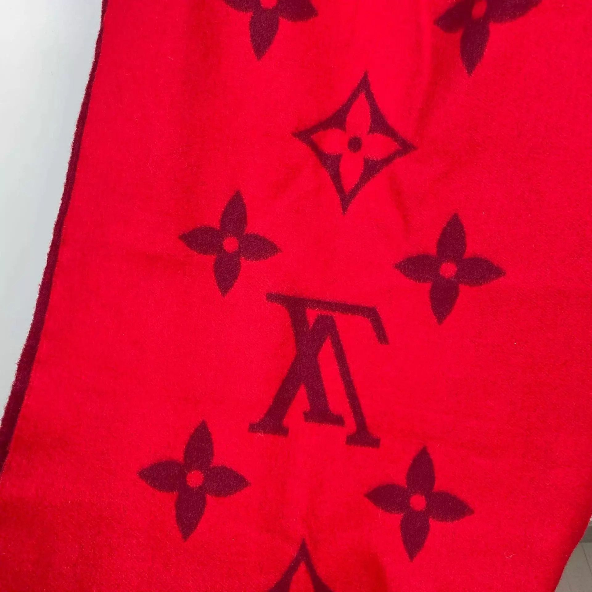 Louis Vuitton LV Cashmere Scarf 45x170cm Burgundy Size ONE SIZE - 5 Thumbnail