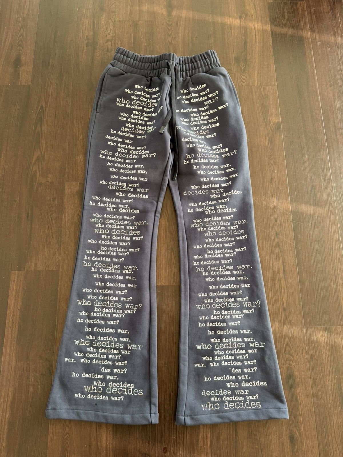 Who Decides War Who Decides War Scripture Sweatpants Size US 32 / EU 48 - 1 Thumbnail