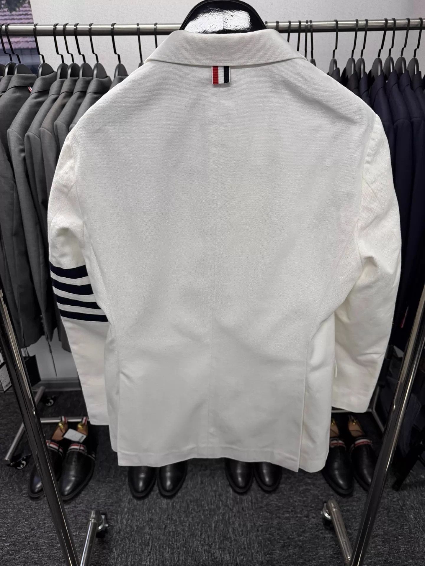 Thom Browne Thom Browne Men's White Four-Bar Suit Size3 Size US L / EU 52-54 / 3 - 2 Thumbnail