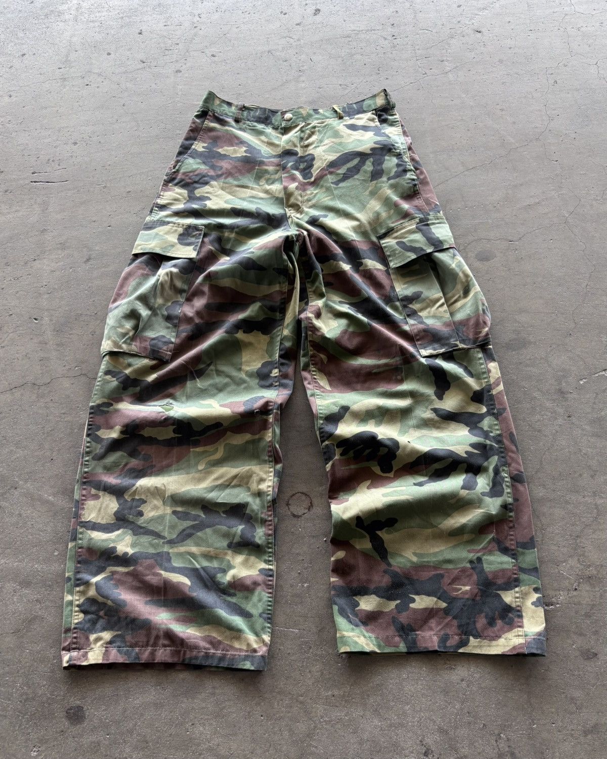 Vintage Vintage Camo Cargo Baggy Pants Size US 30 / EU 46 - 1 Thumbnail