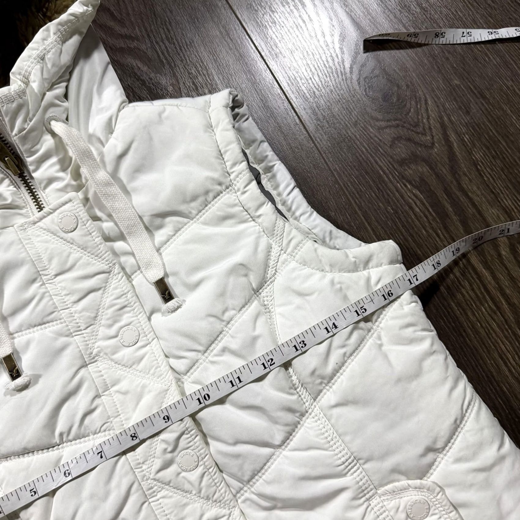 American Eagle Outfitters VINTAGE Y2K American Eagle Puffer Vest Womens XS Petite White Quilted Hooded Faux Fur Size XS / US 0-2 / IT 36-38 - 6 Thumbnail