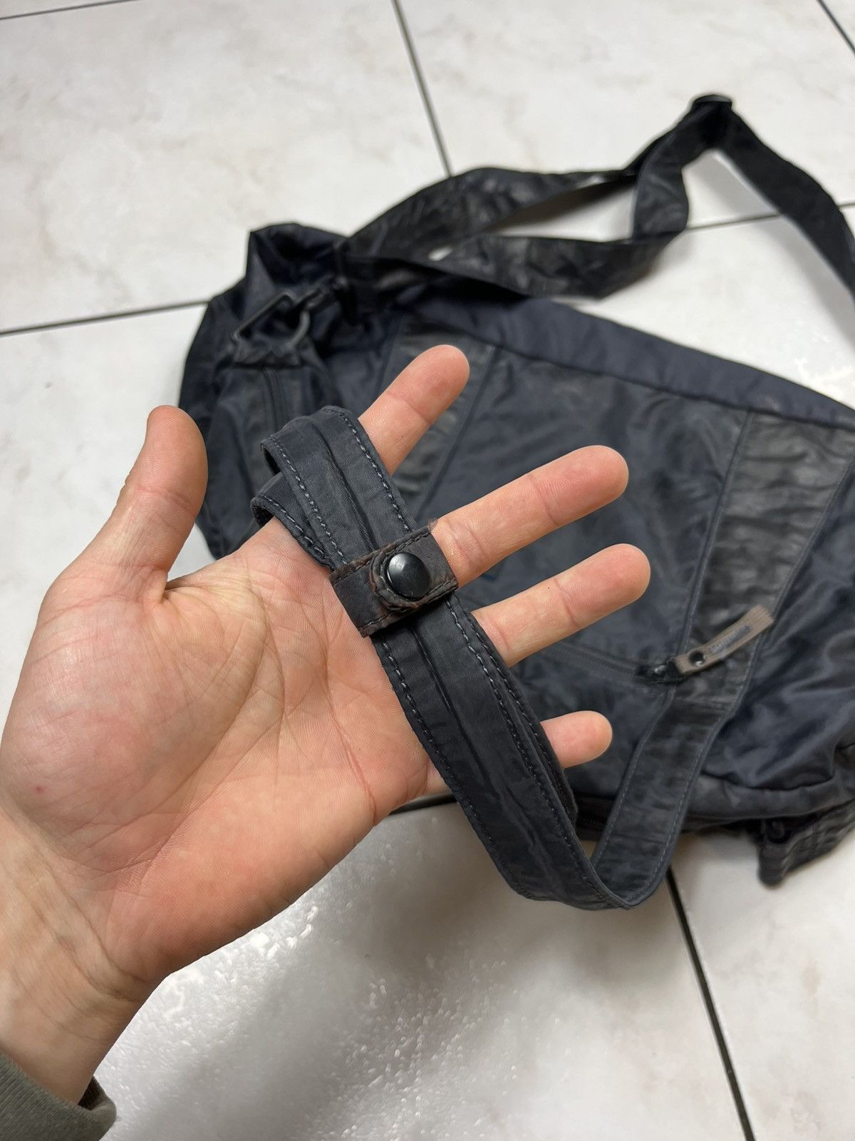 Nike × Vintage Vintage Nike y2k sport gym bag small travel crossbody swoosh Size ONE SIZE - 12 Thumbnail
