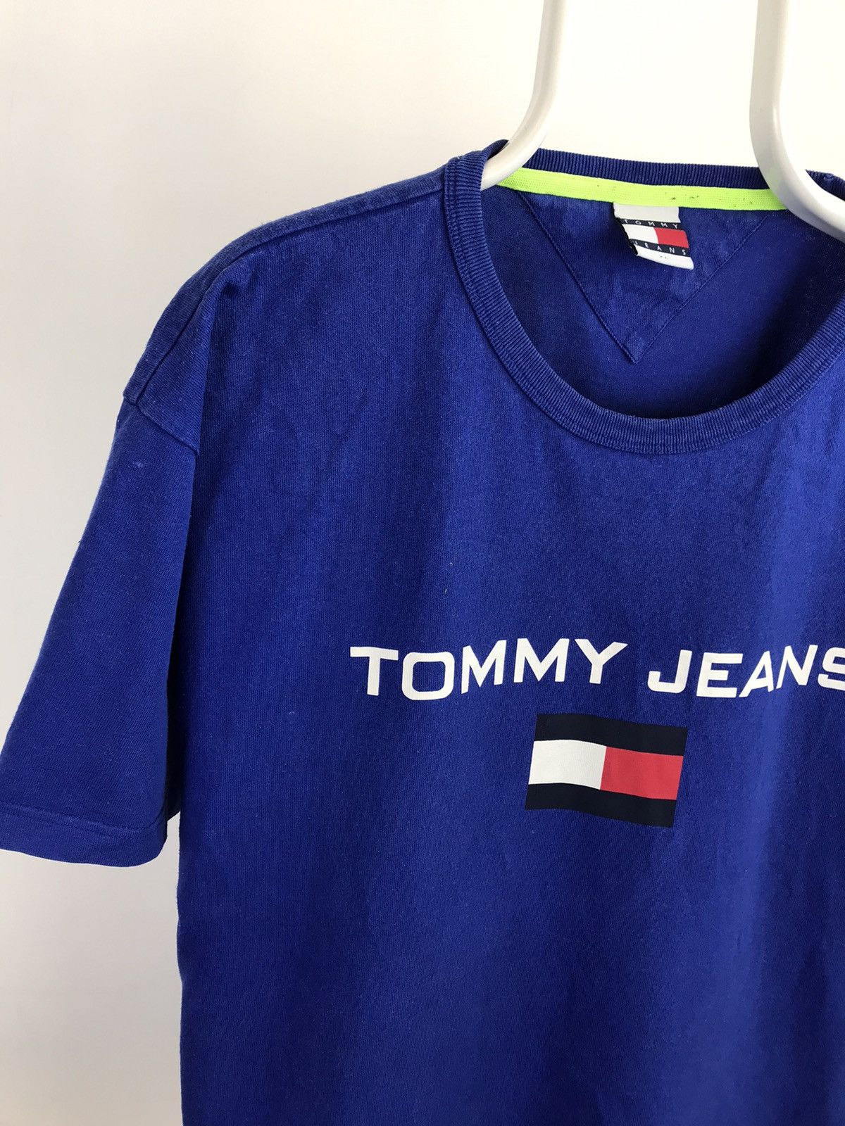 Tommy Hilfiger Vintage Tommy Hilfiger Jeans Big Logo tee Size US XL / EU 56 / 4 - 4 Thumbnail