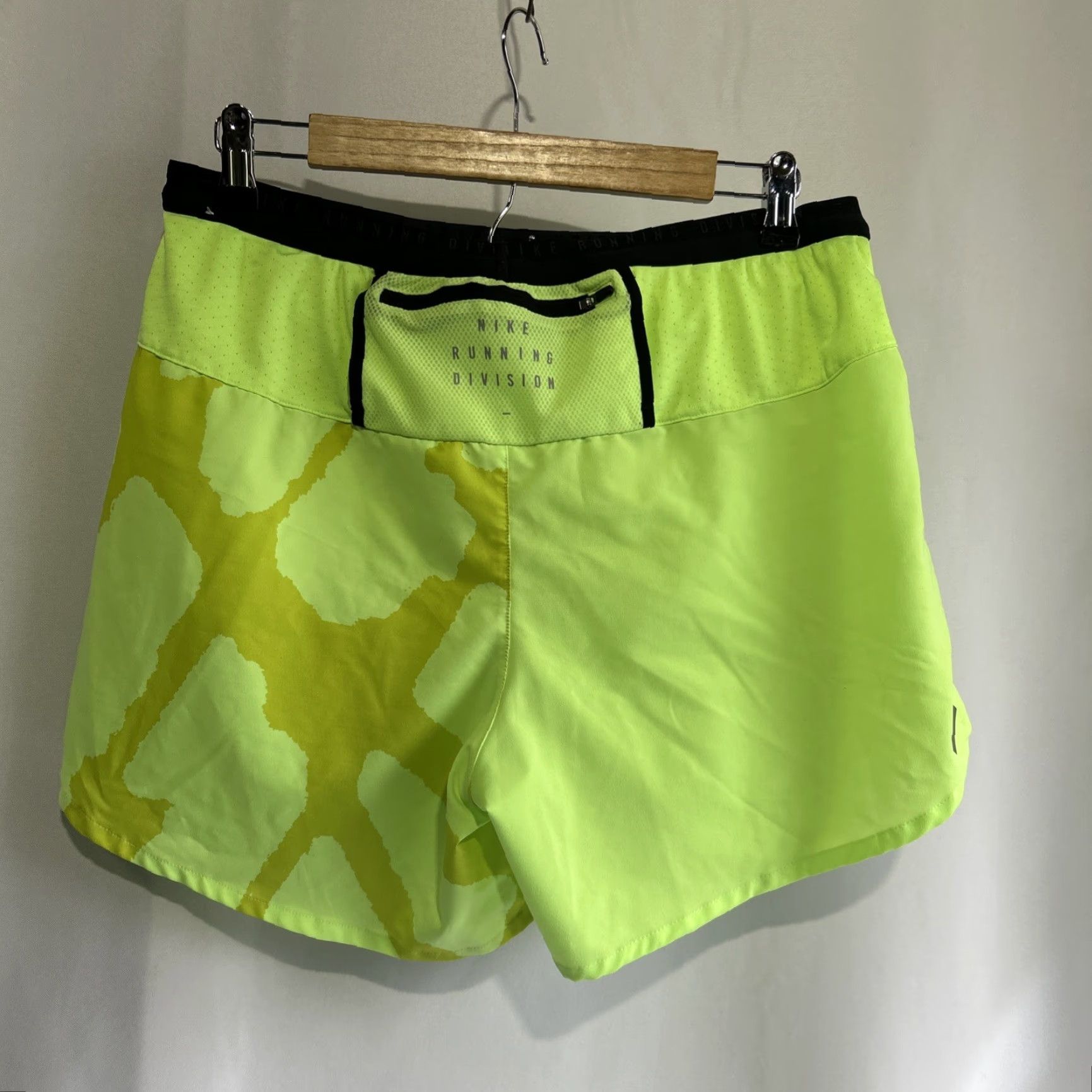 Nike Nike Running Division 2- In 1 Shorts Men L 4.5” Green Yellow, Regular, Athletic, Pockets, Drawstring, Elastic Waist, Polyester, Men, Sports Nike Size US 33 - 3 Thumbnail