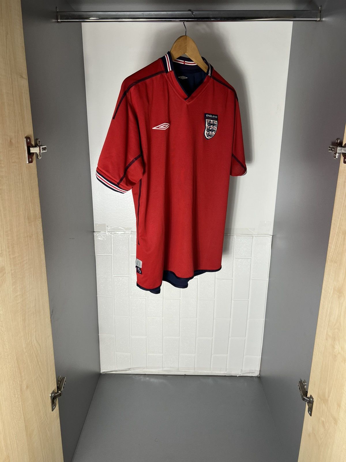 Umbro VINTAGE UMBRO ENGLAND RETRO SOCCER JERSEY MANCHESTER Y2K 90s Size US L / EU 52-54 / 3 - 4 Thumbnail