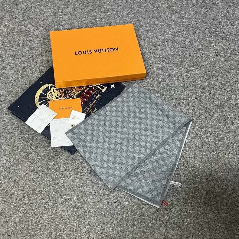 Louis Vuitton Louis Vuitton Checker Wool Scarf Size ONE SIZE - 1 Thumbnail