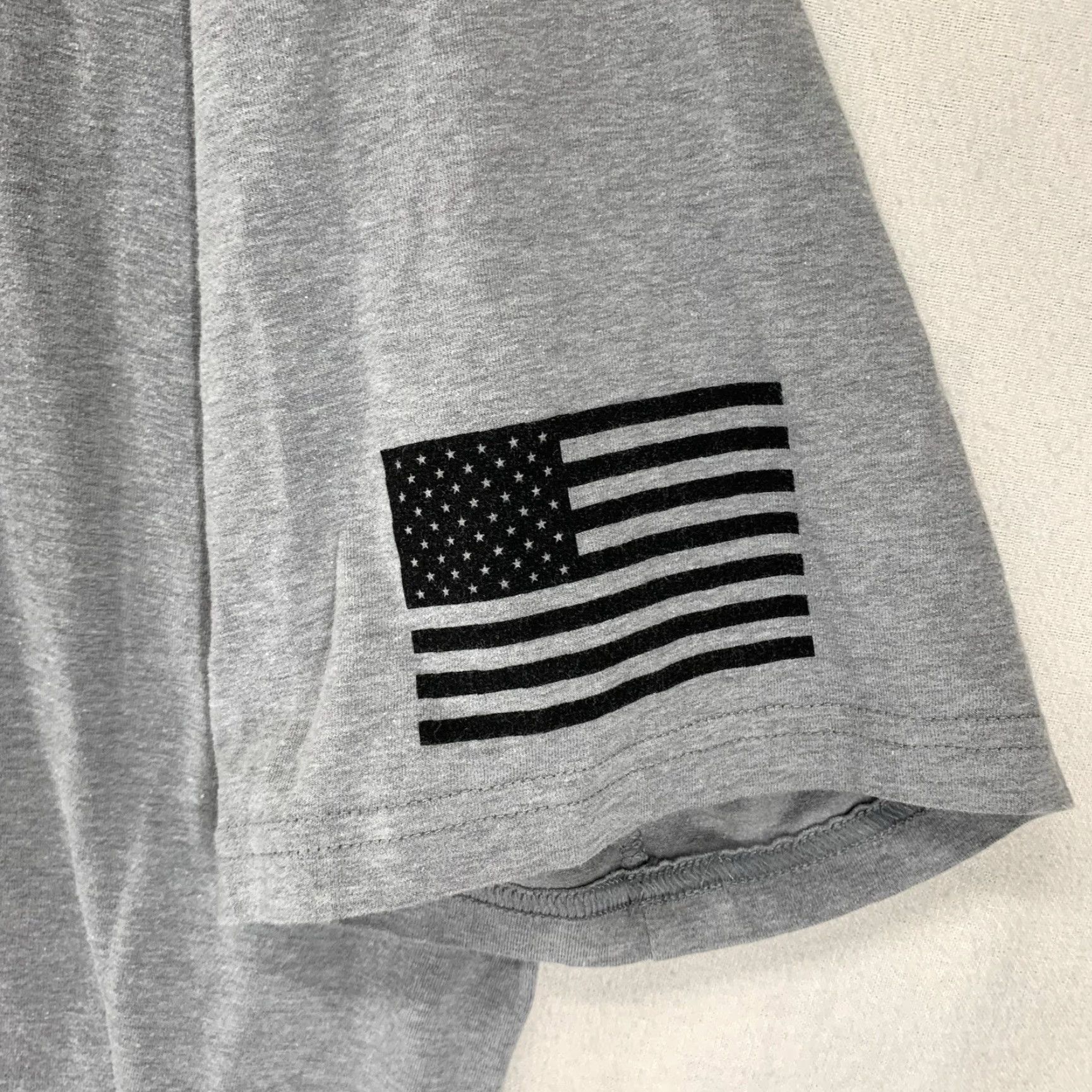 Under Armour VINTAGE Under Armour Men T-Shirt 2XL Gray Graphic Print American Flag Crew Neck Short Sleeve Athletic Tee Size US XXL / EU 58 / 5 - 3 Thumbnail