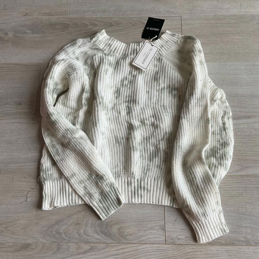 Forever 21 Cozy Cream Knit Sweater with Green Accents Size M / US 6-8 / IT 42-44 - 1 Thumbnail