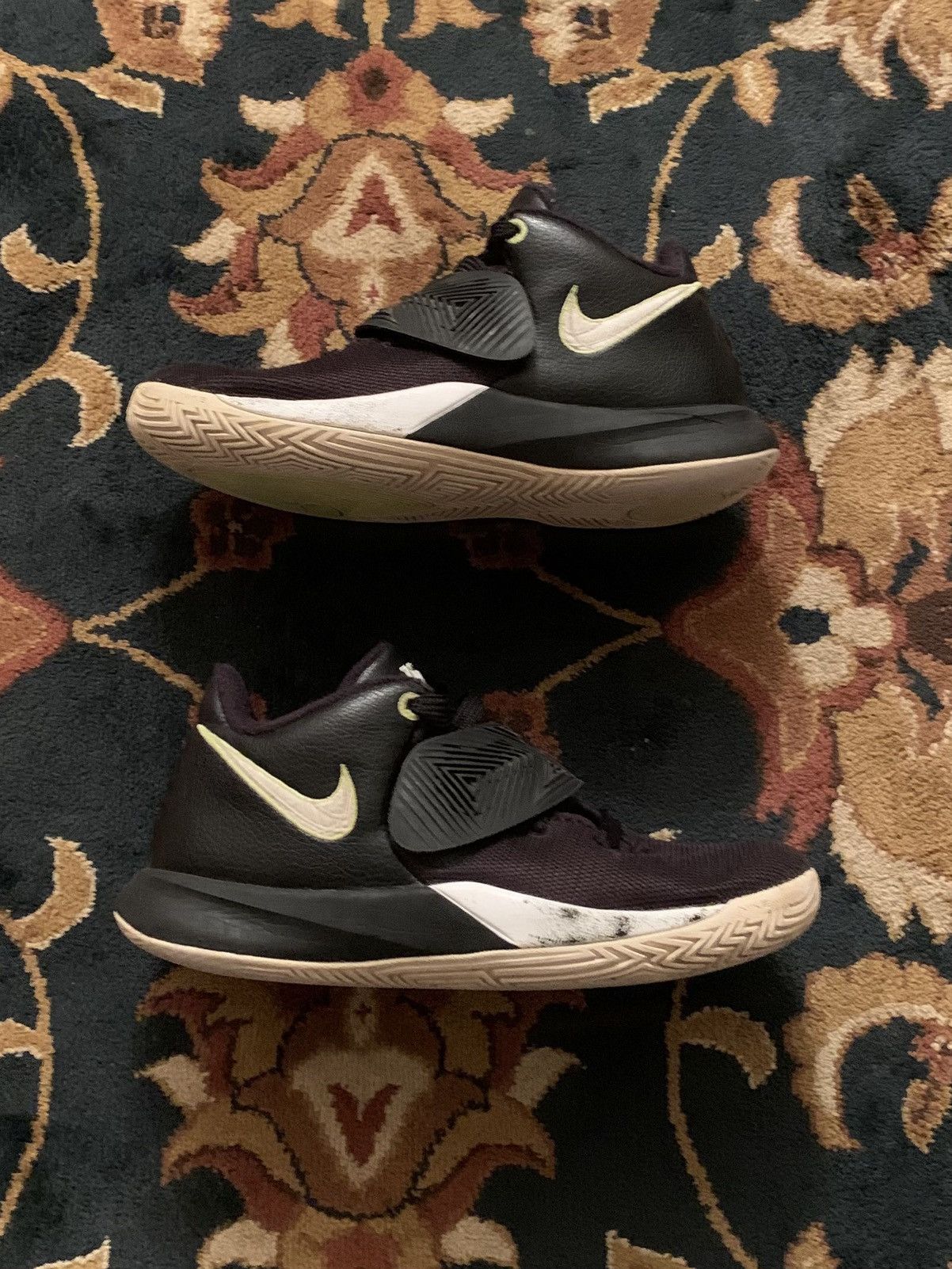 Nike Vintage Y2K Nike Kyrie Flytrap 3 Black Volt Grade School Size US 5.5 / IT 35.5 - 1 Thumbnail