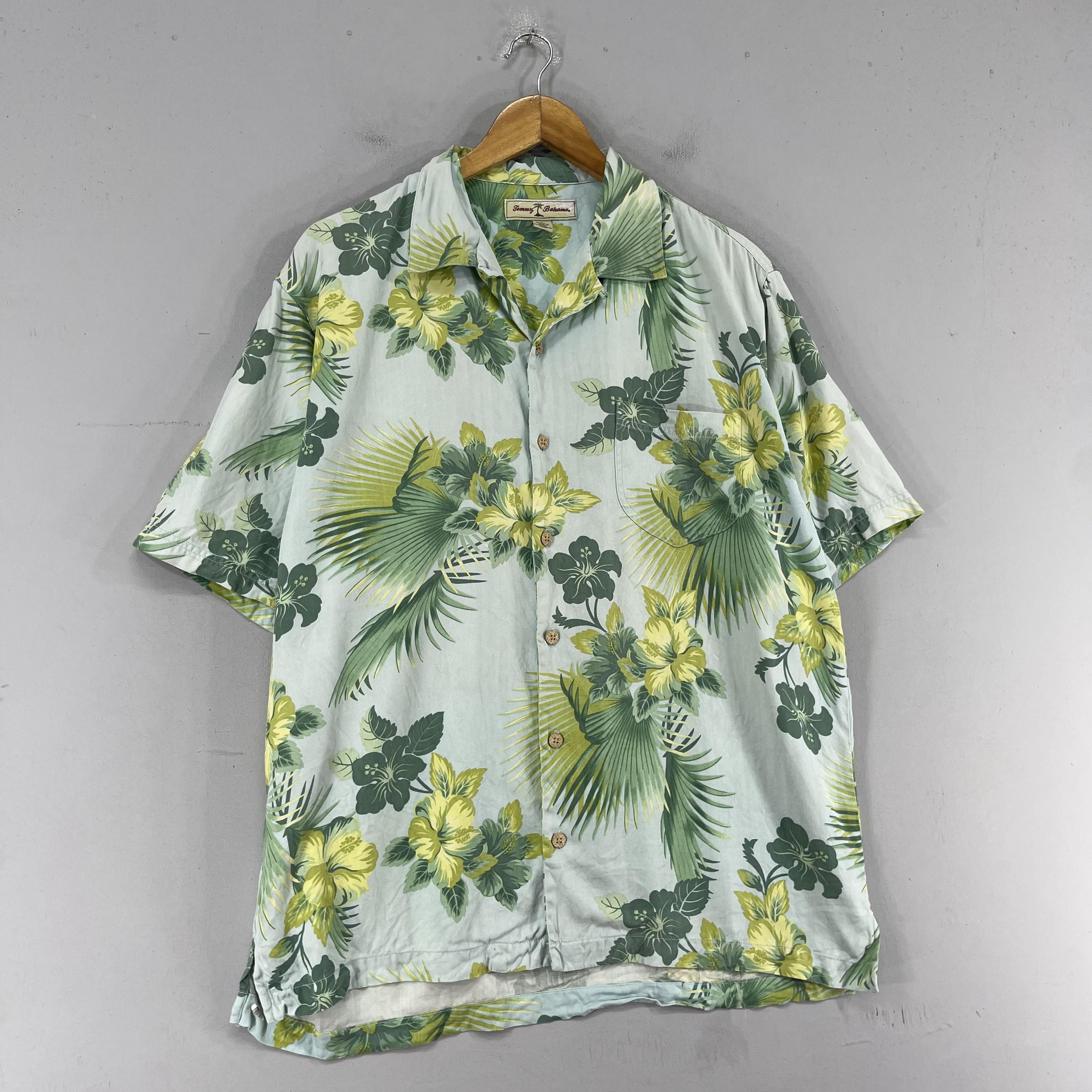 Vintage TOMMY BAHAMA Hawaii Floral Hibiscus Motive Shirt