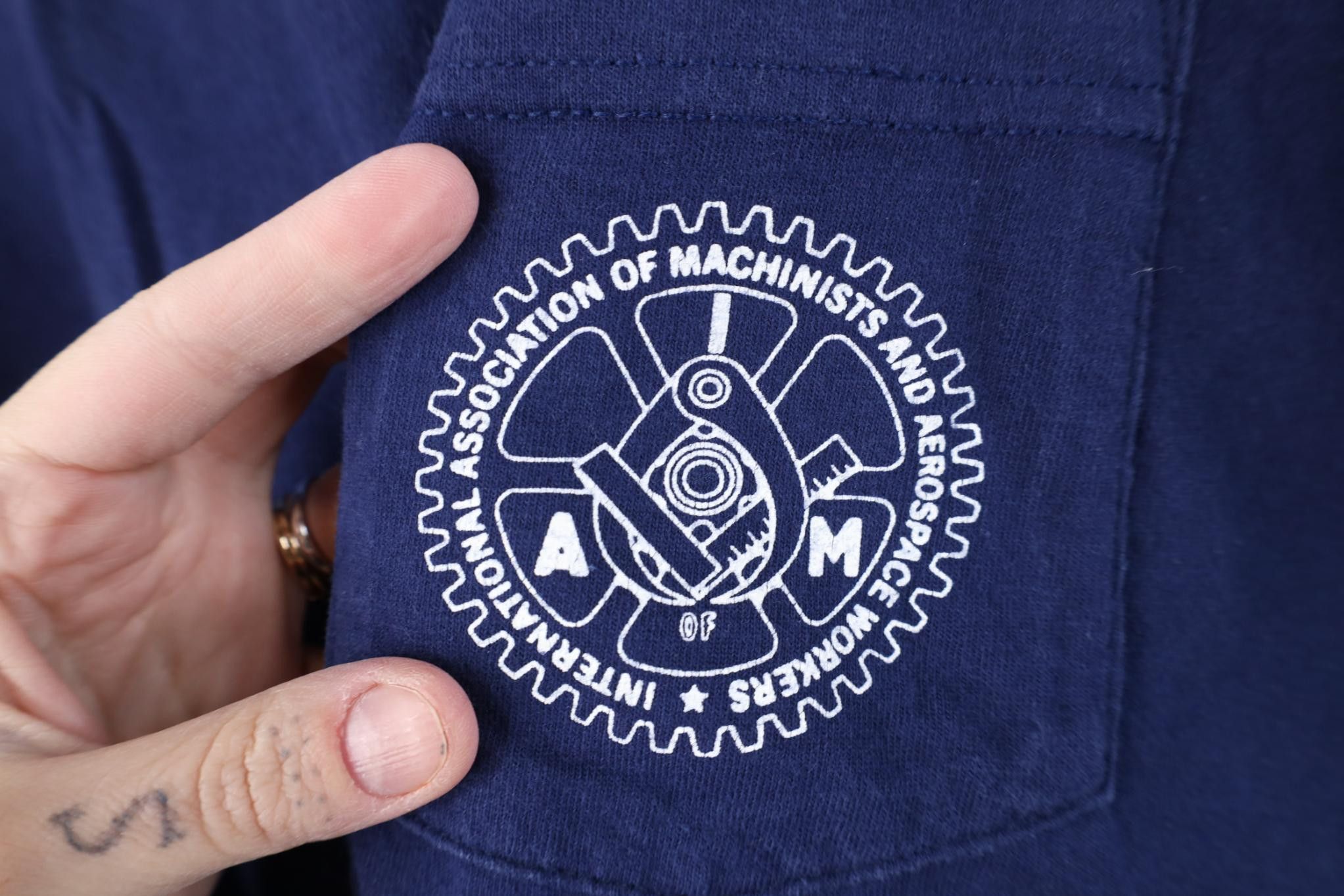 Vintage Vintage 90s IAM Machinist Aerospace Union Pocket T-Shirt Size US M / EU 48-50 / 2 - 4 Thumbnail