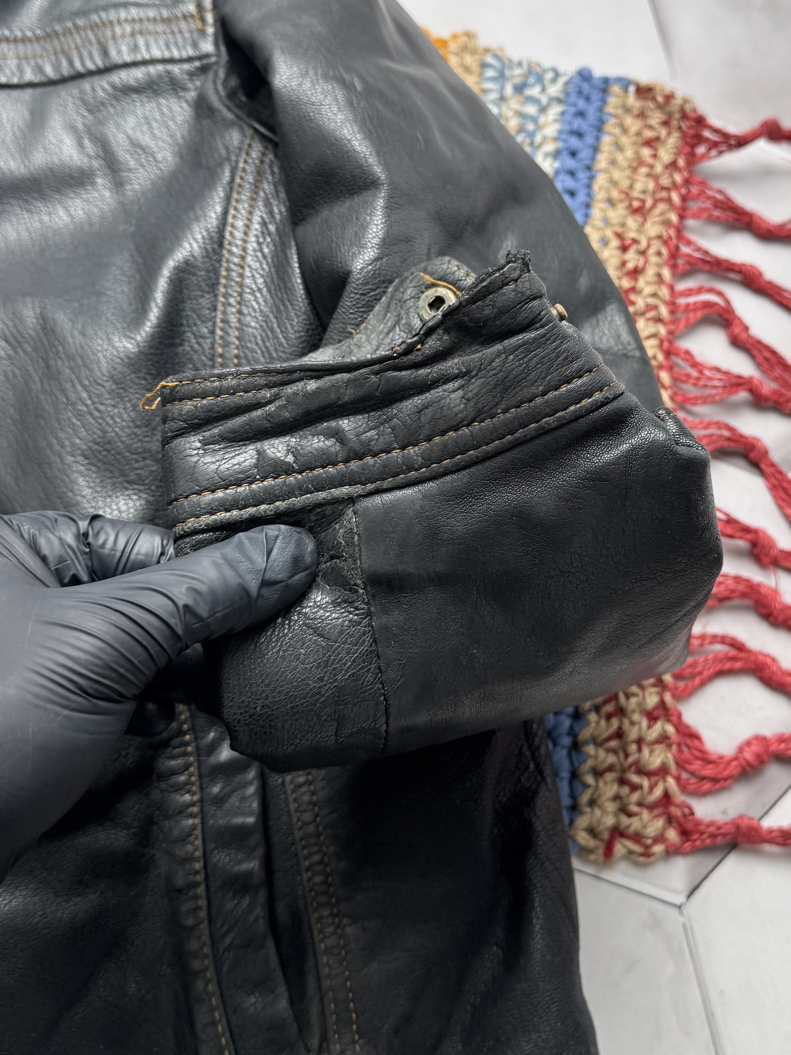 Vintage Vintage Leather Bomber Thrashed Jacket Size US XL / EU 56 / 4 - 5 Thumbnail
