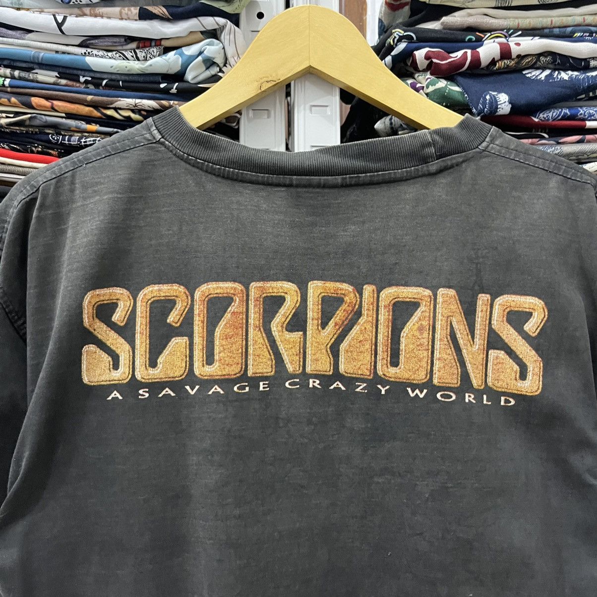 Band Tees Scorpion a savage crazy world tshirt Size US L / EU 52-54 / 3 - 5 Thumbnail