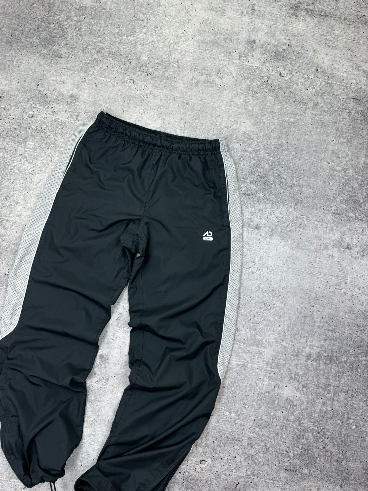 Nike Vintage Nike Swoosh Logo Nylon Drill Track Pants Joggers S Size US 30 / EU 46 - 2 Thumbnail