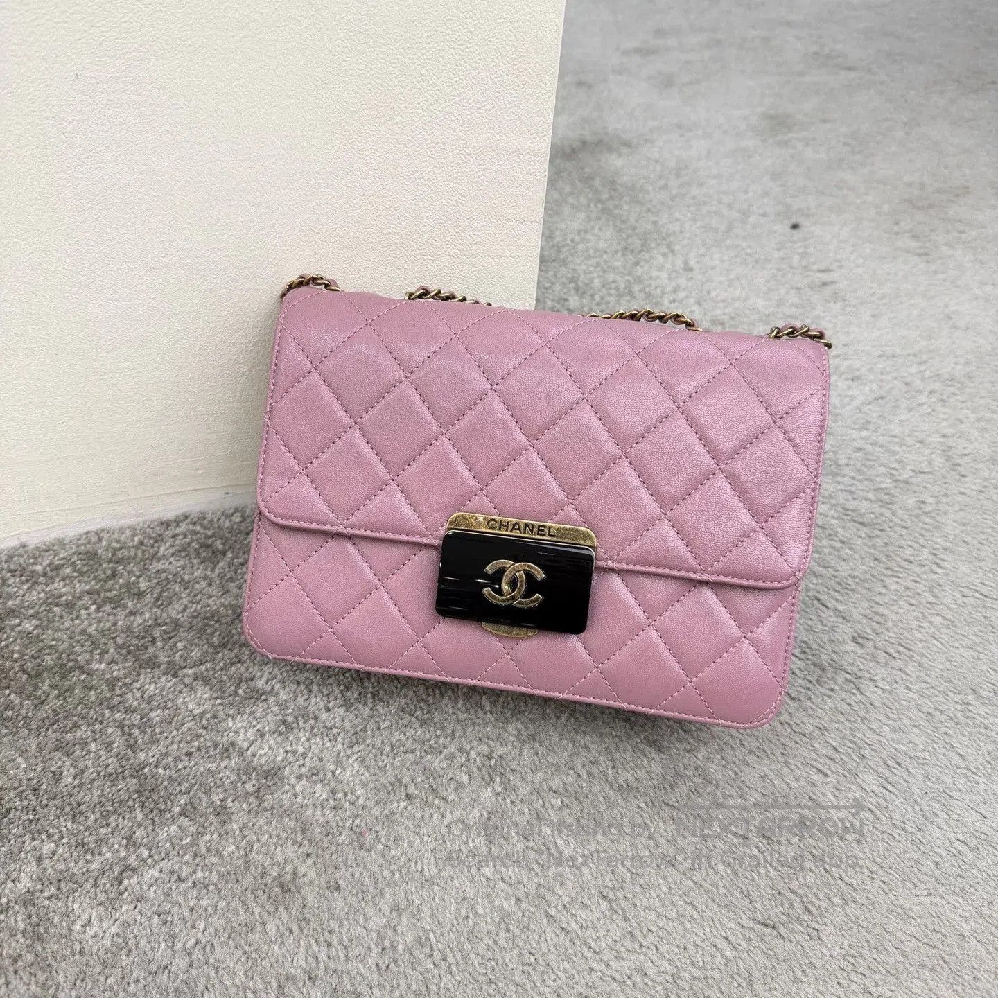 Chanel Chanel Purple Lambskin Enamel Clasp Chain Bag. Size ONE SIZE - 1 Thumbnail