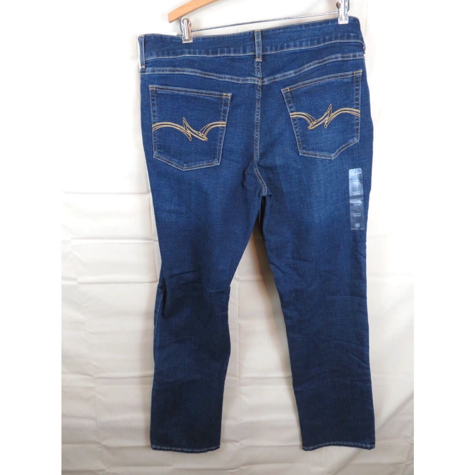 Wrangler NWT Wrangler Jeans Women Straight Leg 19X34 Blue Denim Pants NWT Wrangler Jeans Women Straight Leg 19X34 Blue denim pants Size 40" / US 18 - 6 Thumbnail