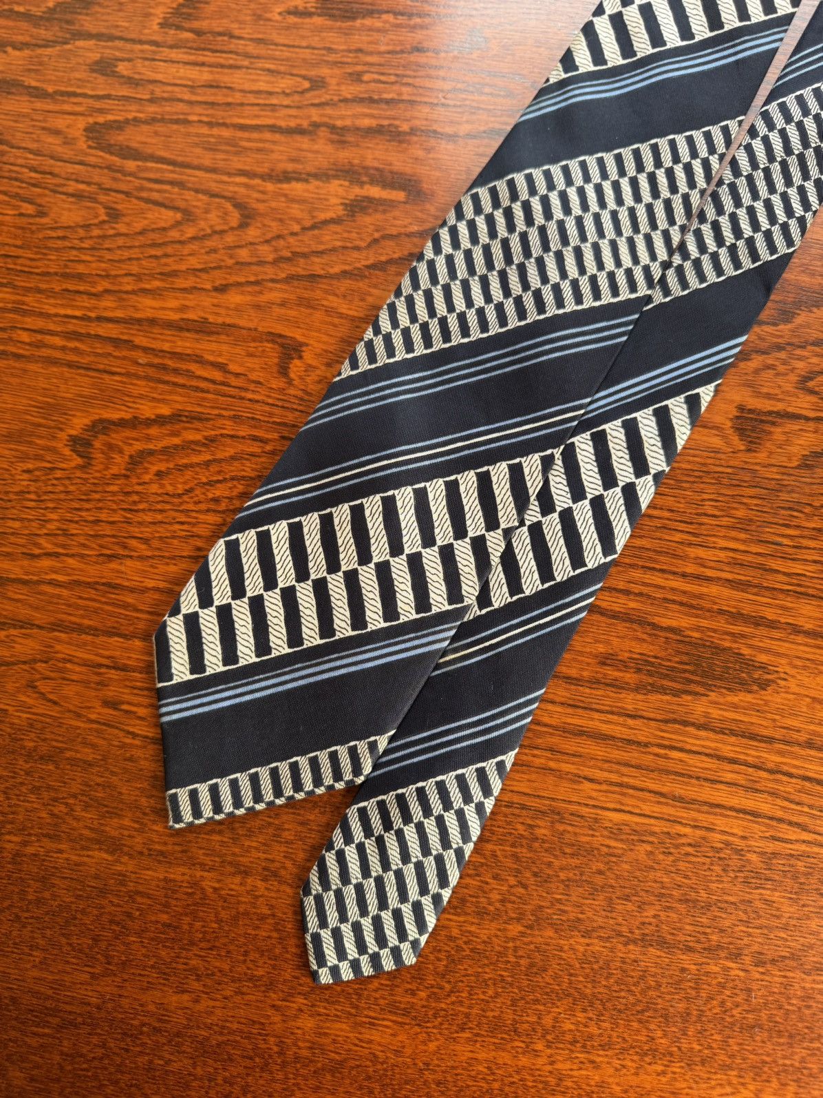 Other GIUSSANI Italian Silk Tie with Geometric Stripe Pattern Size ONE SIZE - 3 Thumbnail
