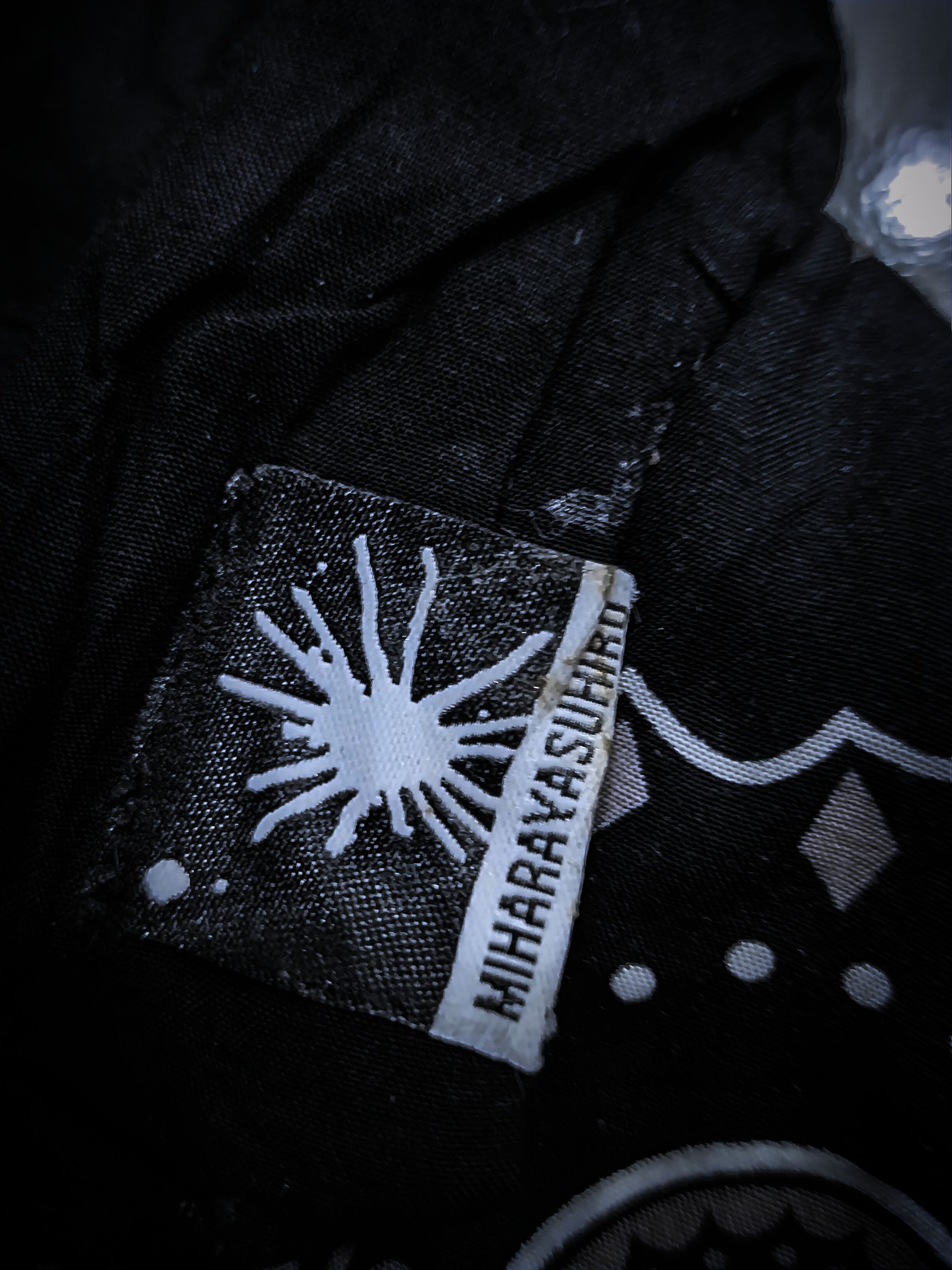 GU × Japanese Brand × Maison MIHARA YASUHIRO 🔥 MIHARAYASUHIRO BLACK PASLEY BOWLING BUTTON UP TEE Size US L / EU 52-54 / 3 - 5 Thumbnail