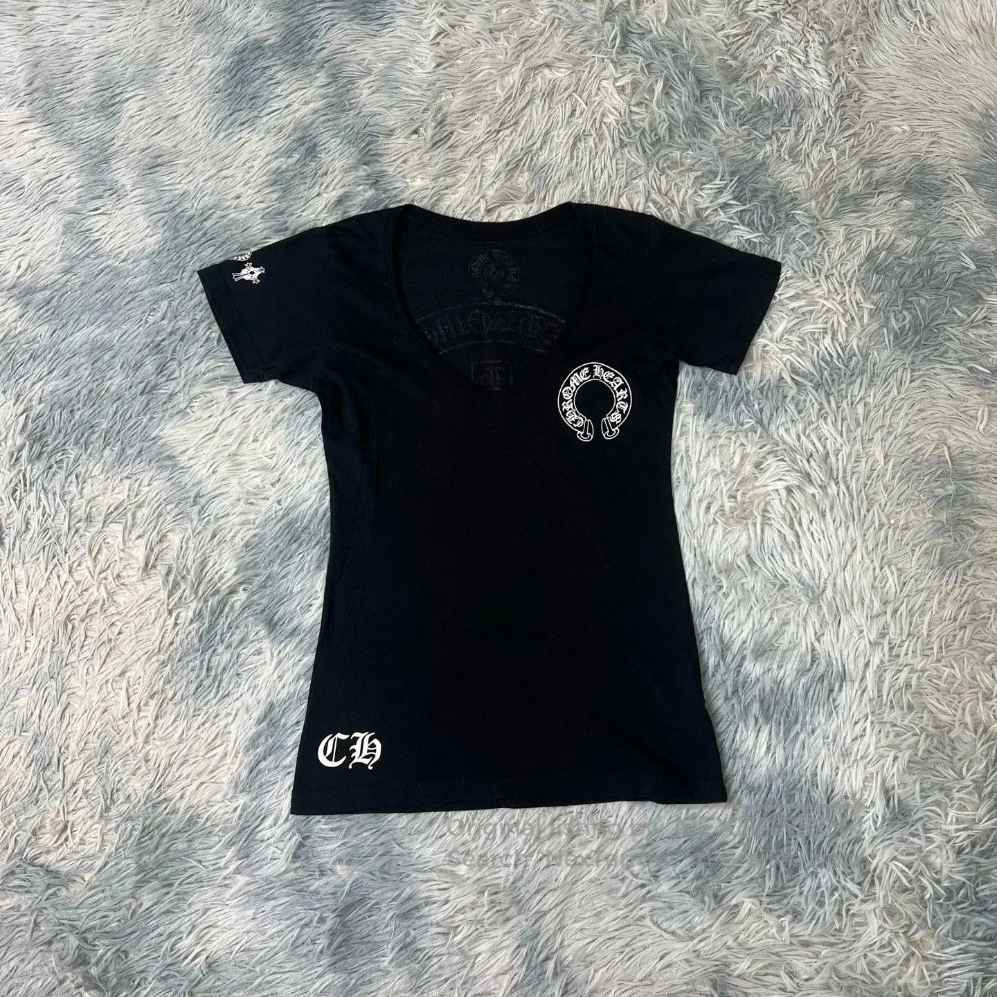 CHROME HEARTS ブラック Vネック Tシャツ Chrome Hearts Tonal Logo V-Neck T-Shirt – Justin Reed