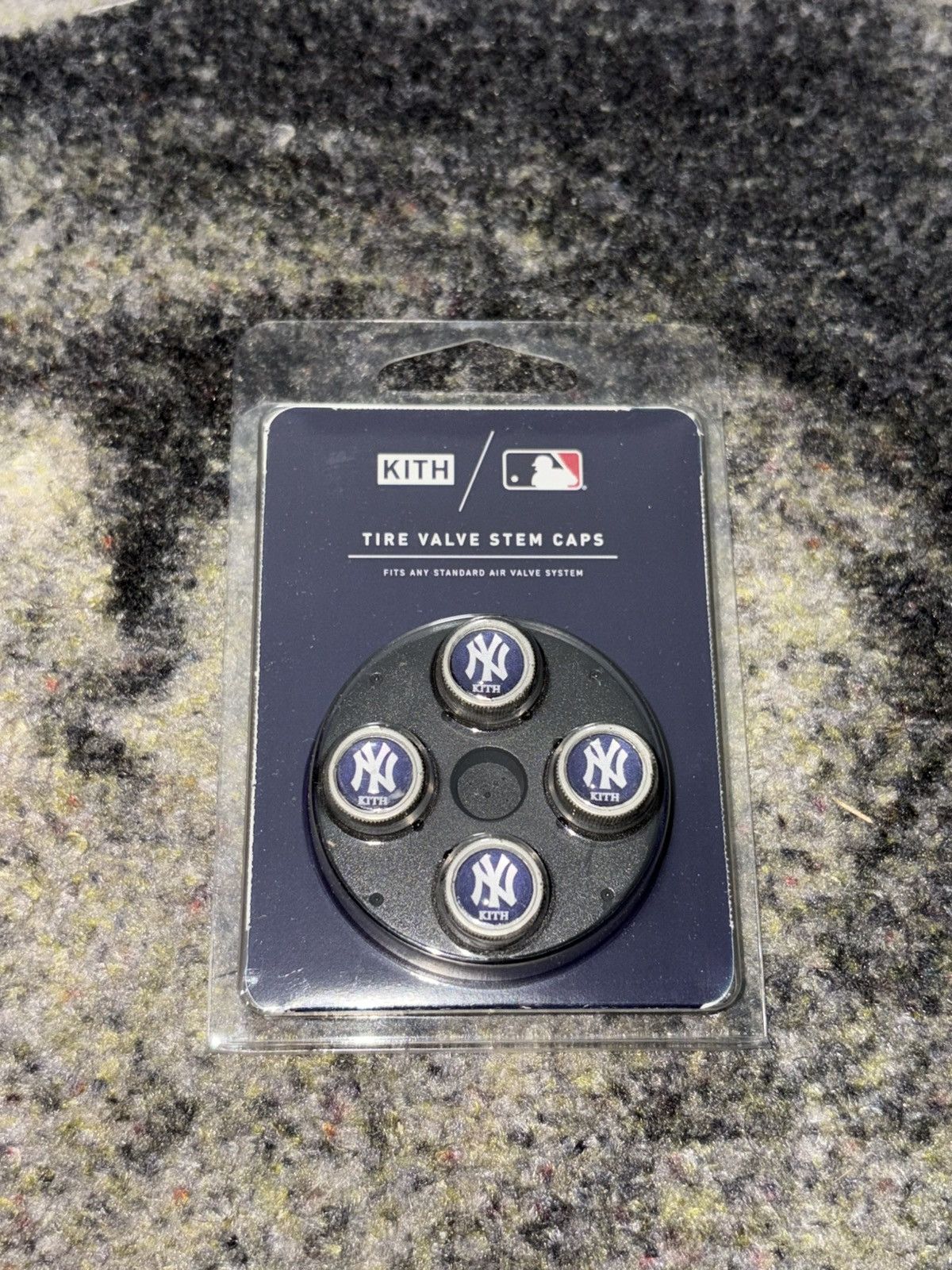 Kith × New York Yankees Kith x New York Yankees Tire Valve Caps Navy Size ONE SIZE - 1 Thumbnail