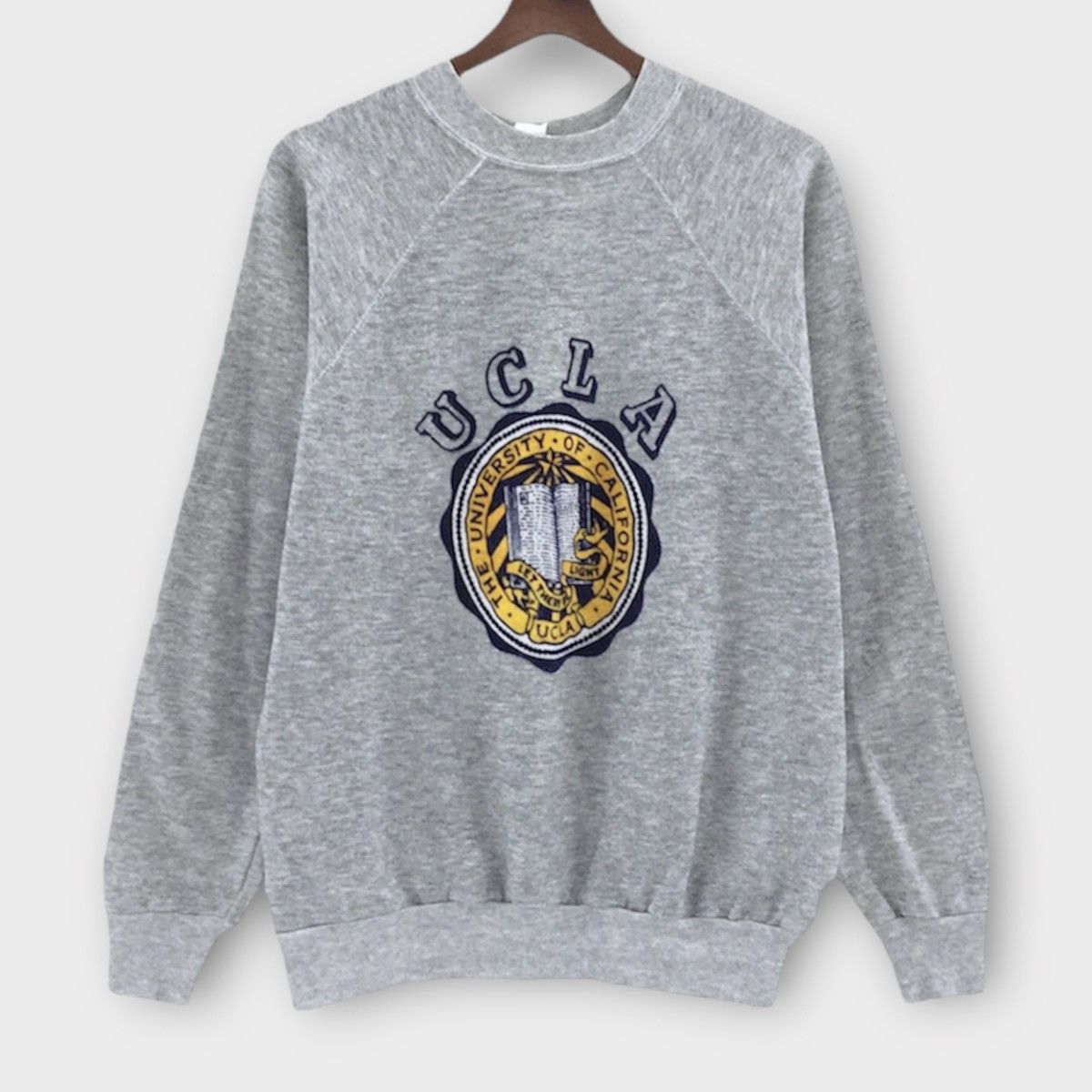 Vintage Rare! Vintage 1970s Ucla Crewneck Velvet Logo Size L / US 10 / IT 46 - 1 Thumbnail