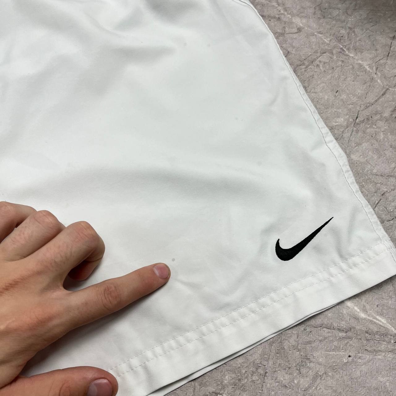 Nike Vintage 90s Nike White Mini Logo Mens Shorts Size L Size US 33 - 12 Thumbnail
