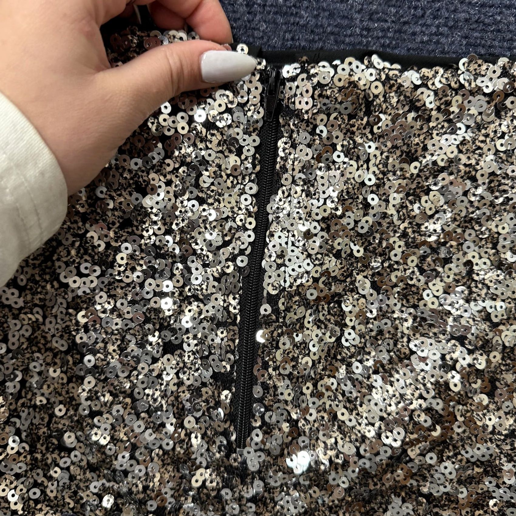 Vintage Y2K GiannI Bini Sequin Skirt XS Womens Mini Zip Back Party Cocktail Bodycon Sequin Zipper Silver] Size 26" / US 2 / IT 38 - 4 Thumbnail