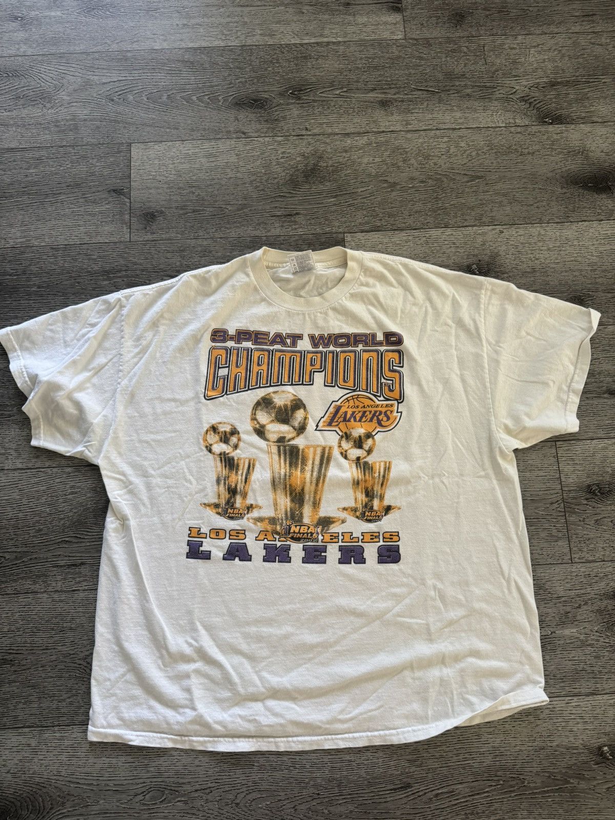 NBA 2002 Vintage Lakers 3 Peat Trophies Tee Size US XXL / EU 58 / 5 - 6 Thumbnail