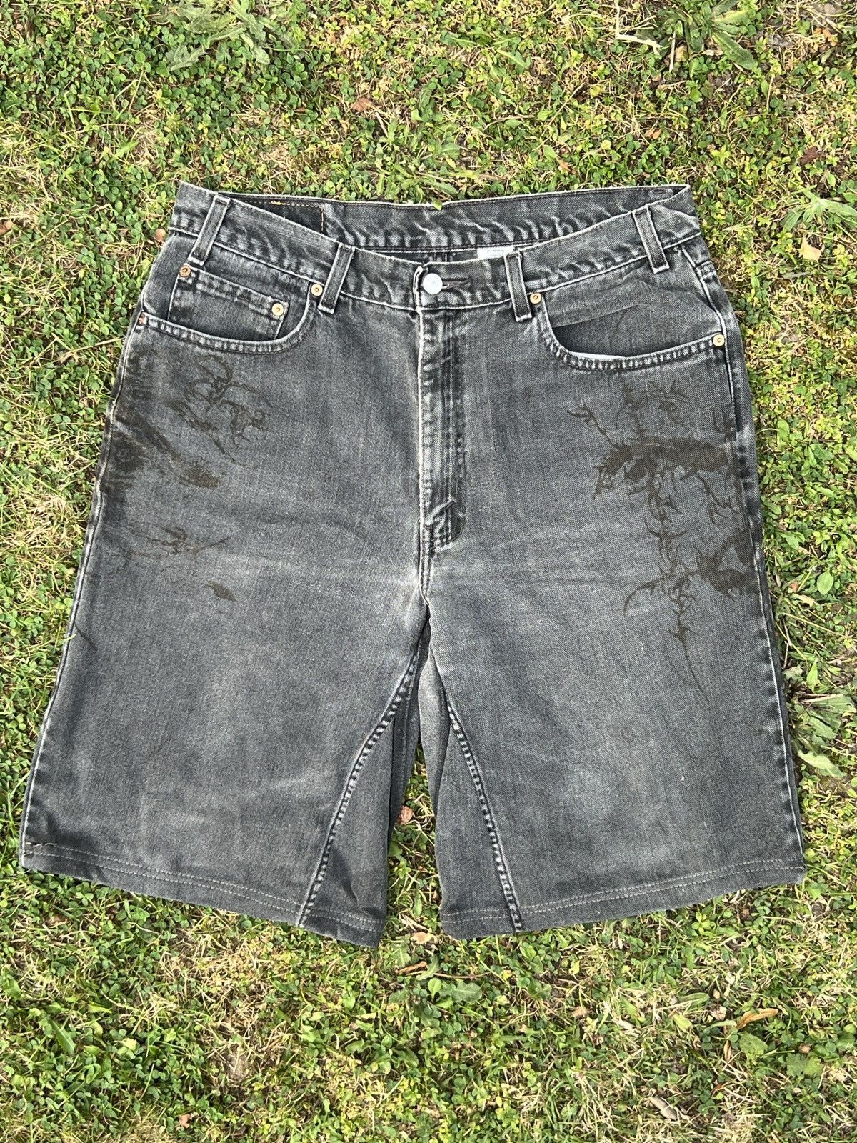 Levi's × Vintage Black graphic engraved jorts Size US 36 / EU 52 - 2 Thumbnail
